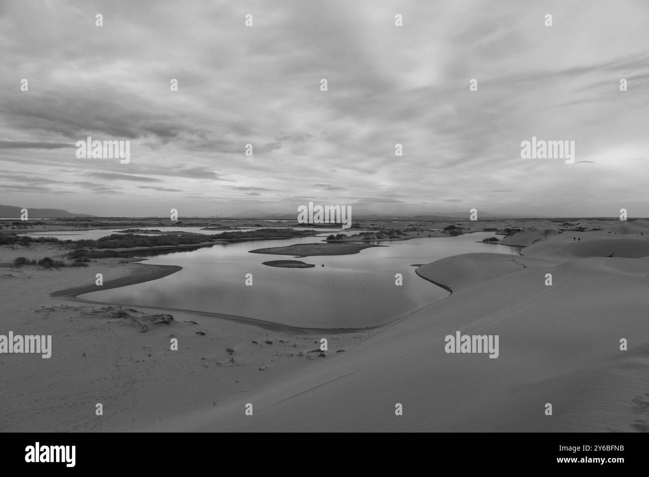 Deserto del Gobi della Mongolia interna intorno a Wuhai, Cina. Deserto con il lago, cielo spettacolare con spazio per la copia del testo Foto Stock