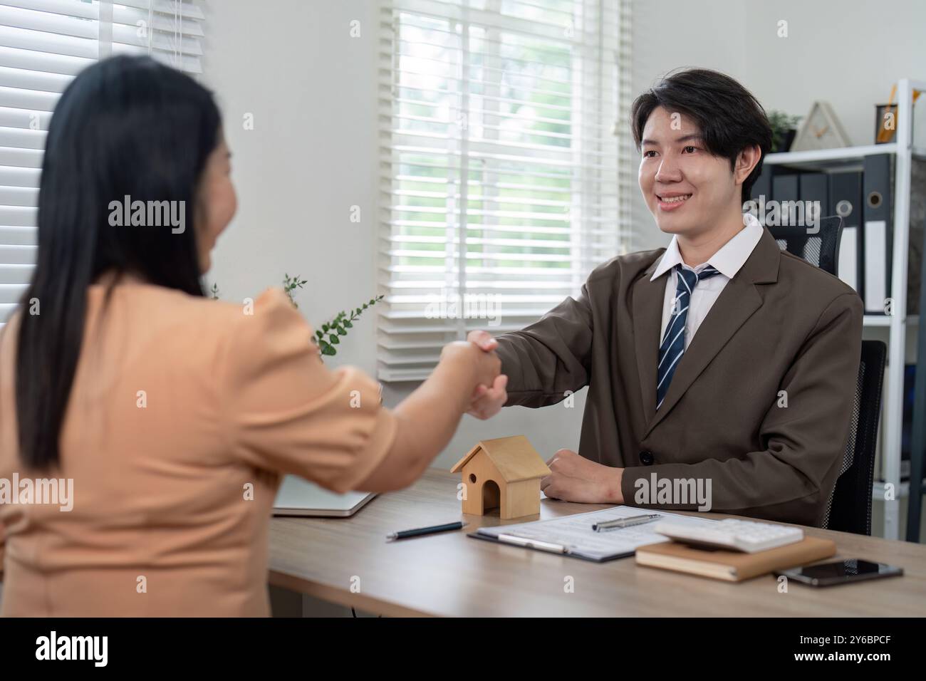 La collaborazione tra agente immobiliare e cliente è stata celebrata con Handshake Foto Stock