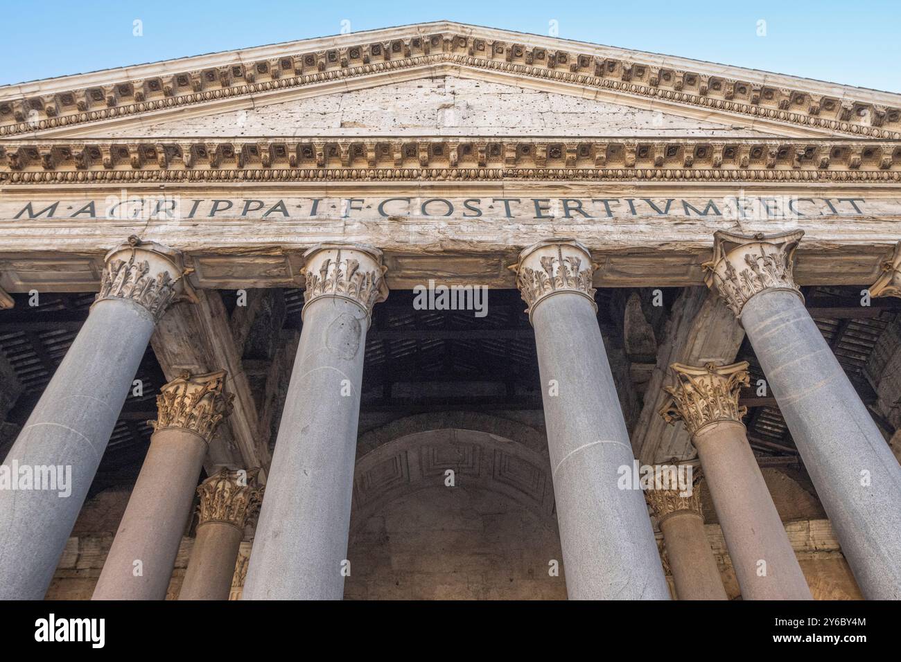 Edificio classico simbolo di Roma. Frontone e colonne del Pantheon. Italia Foto Stock