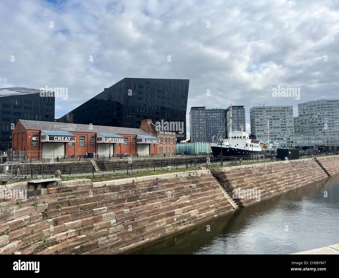 Liverpool, Regno Unito. 24 settembre 2024. Vista della zona storica del porto con il Great Western Railway Warehouse a Liverpool. Credito: Julia Kilian/dpa/Alamy Live News Foto Stock