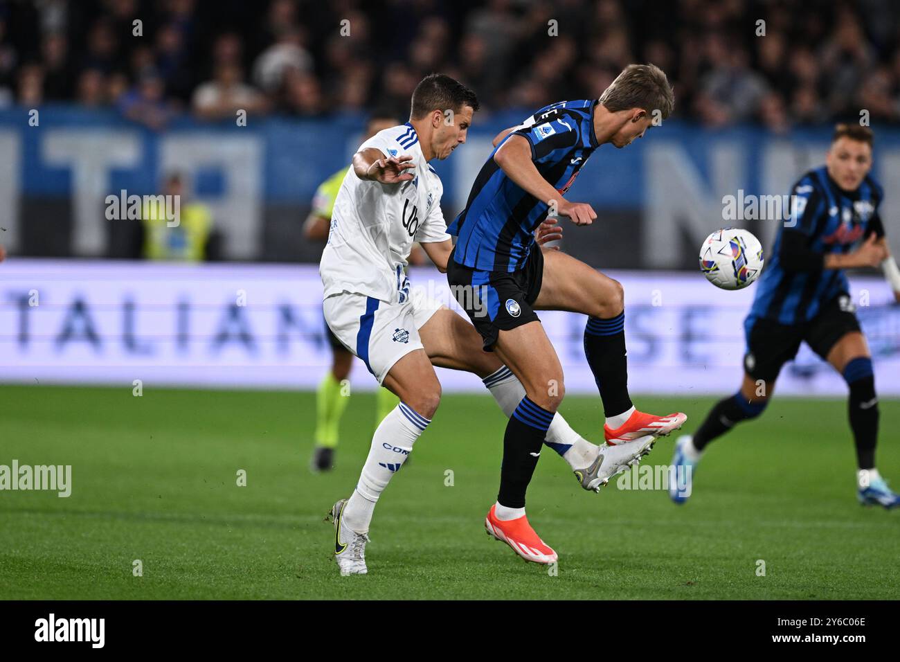 Charles De Ketelaere (Atalanta)Marc Oliver Kempf (Como) durante la partita di serie A italiana tra Atalanta 2-3 Como allo Stadio Gewiss il 24 settembre 2024 a Bergamo. Crediti: Maurizio Borsari/AFLO/Alamy Live News Foto Stock