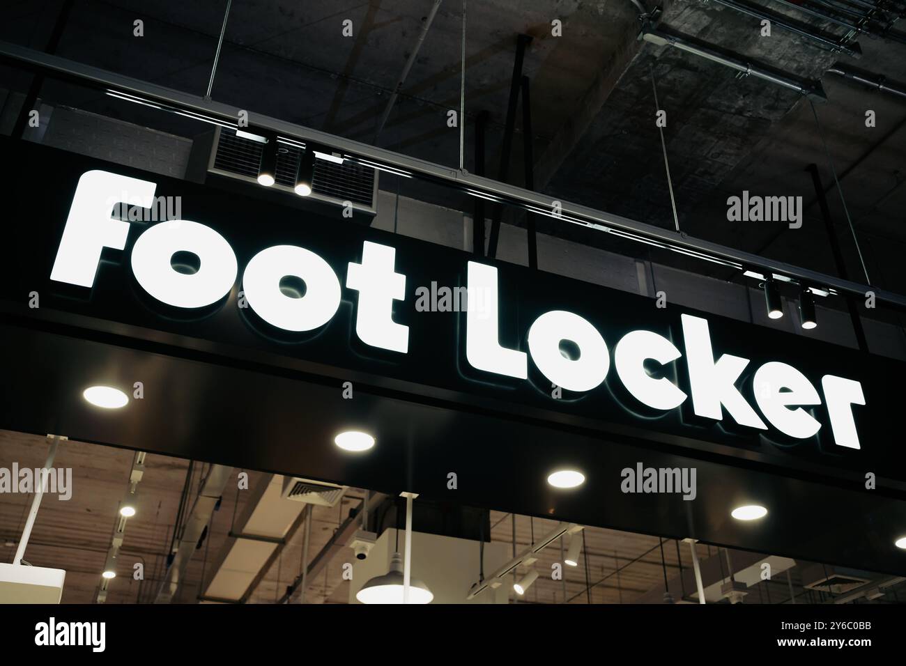 Bangkok, Thailandia - 21 settembre 2024: Foot Locker, un negozio di sneakers, logo davanti al negozio. Foto Stock