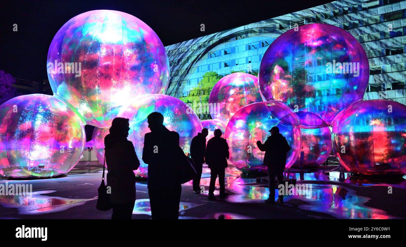 Zweite Auflage des Lichterfestivals luce della nostra visione a Chemnitz Lichtkunstfestival Chemnitz das Zweite MIT neuen Künstler:innen, Starken Partnerschaften,einem frischen Design und noch mehr kreativen Highlights und interaktiven Erlebnissen können unter dem motto Licht.MACHT.PLATZ Chemnitzer und Gäste vom 25. bis 28.9.24 un insgesamt 14 Standorten mit beeindruckende Lichtkunstwerke erleben. DAS Lichtkunstfestivverzeichnete heuer eine Rekordbeteiligung. Insgesamt 100 Einreichungen von 73 Künstler:innen und Kollektiven aus Ländern wie Australien, Italien, Spanien und Deutschland zeigen das wac Foto Stock