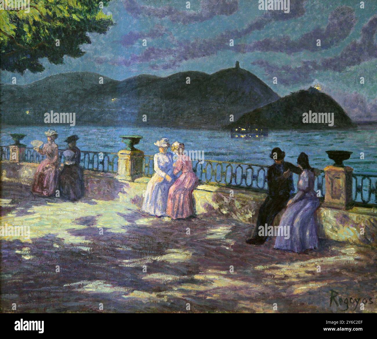 Concha Night-Time / la Concha Nocturno (c.1906) di Darío de Regoyos de Valdés (1857–1913). Persone su una passeggiata che si affaccia su un mare calmo al tramonto. Foto Stock