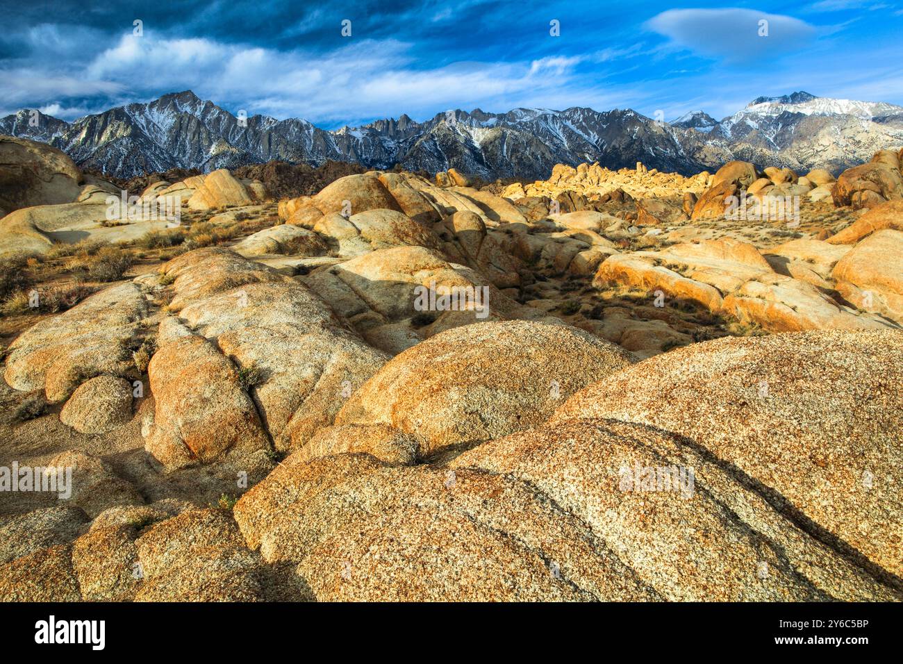 Massi di granito con la Sierra Nevada sullo sfondo. Le montagne sono Lone Pine Peak (3960 m) e Mt. Whitney (4421 m), la montagna più alta degli Stati Uniti al di fuori dell'Alaska. Alabama Hills, Lone Pine, California, Stati Uniti Foto Stock