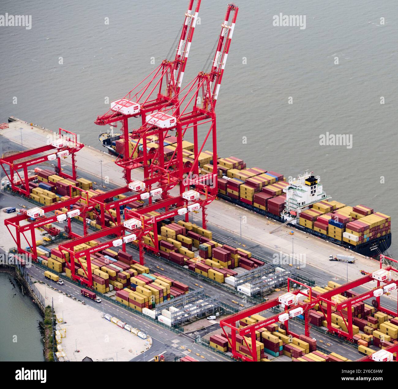 Un drone di spedizione container a Seaforth Docks, Liverpool, Merseyside, Inghilterra nord-occidentale, Regno Unito Foto Stock