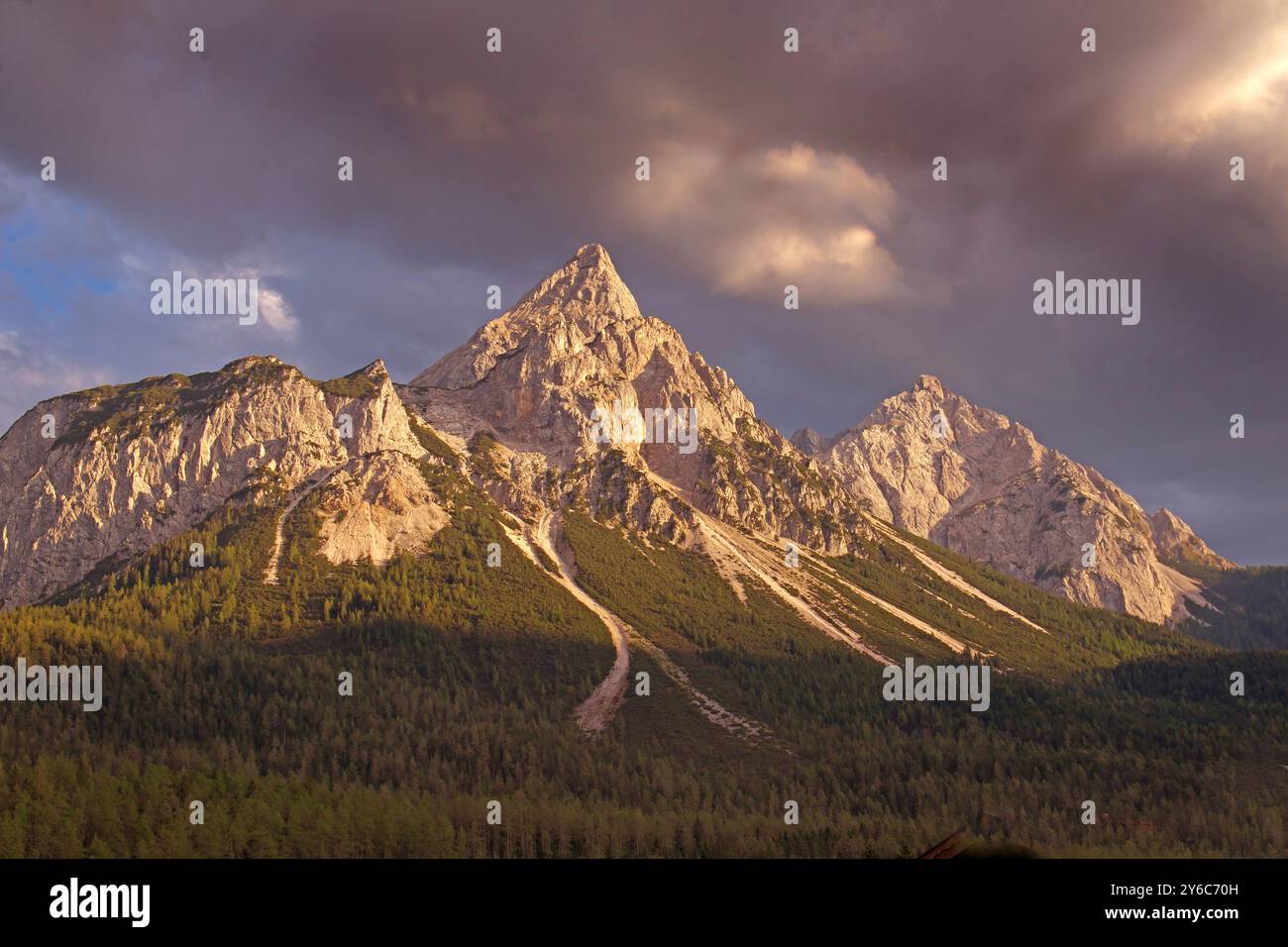 Le vette Sonnenspitze (2408 m) e Schartenkopf (2332 m) sopra il villaggio di Ehrwald, Tirolo, Austria. Foto Stock