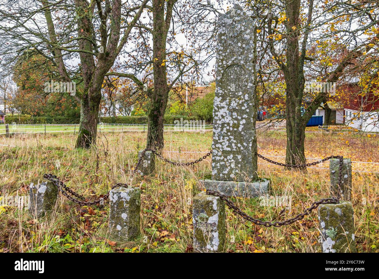 Pietra commemorativa dopo una vecchia chiesa del paese Foto Stock