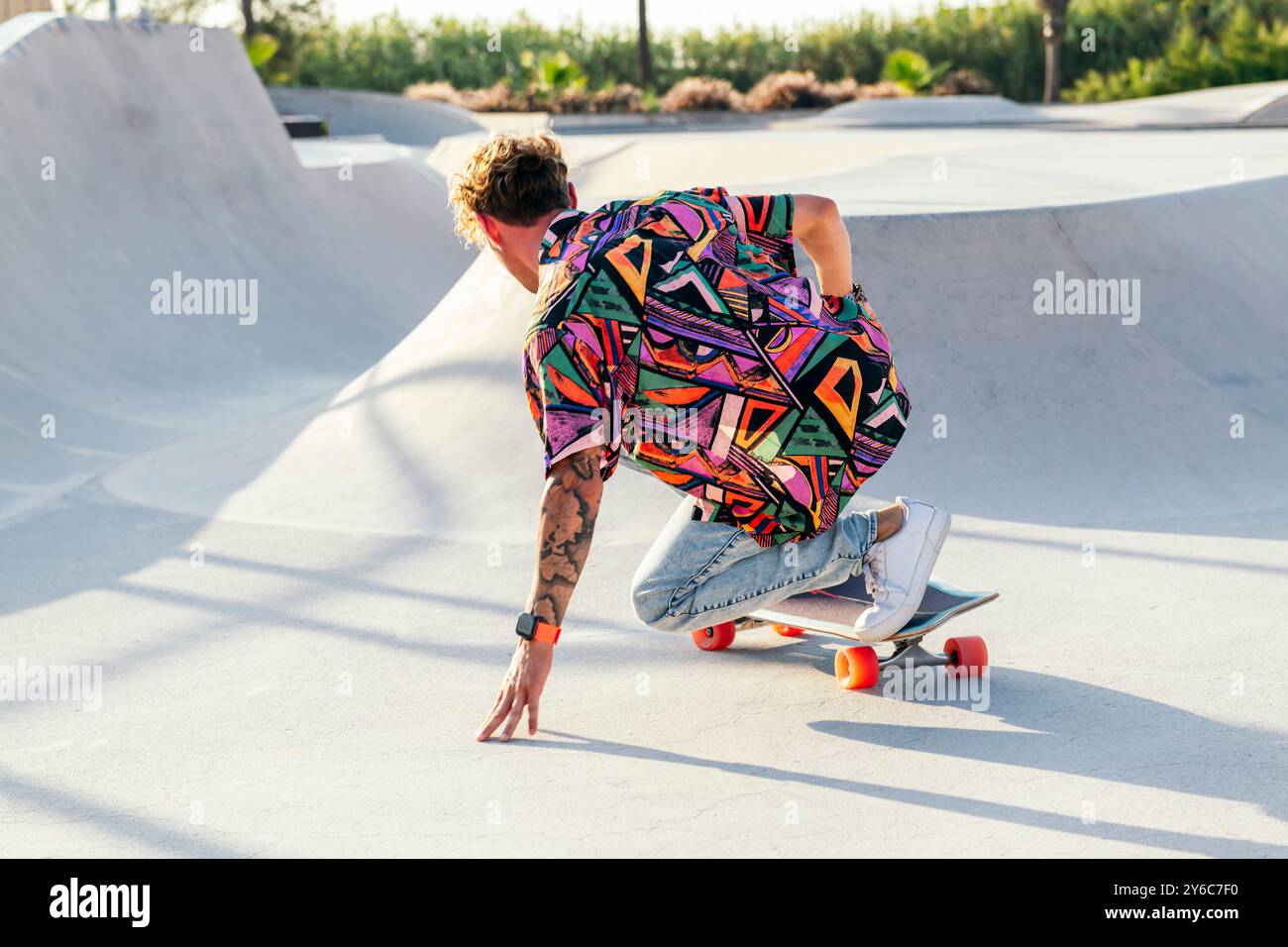 vista sul retro dello skateboarder giovane e funky Foto Stock