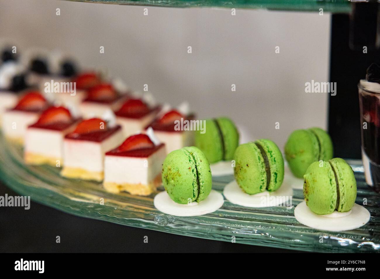 Macaron colorato e gustoso di fila. Macaron colorati francesi tradizionali. Delizioso bar di caramelle Party Foto Stock