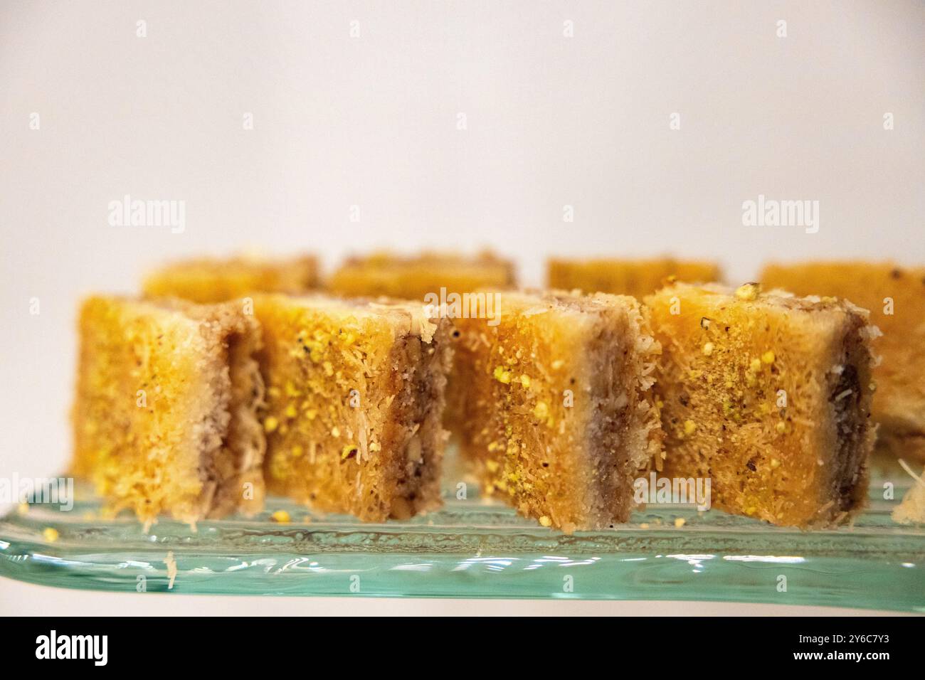 Dolci mediorientali kunefe, kunafa, kadayif con pistacchio . Dolce tradizionale turco, arabo. Foto Stock