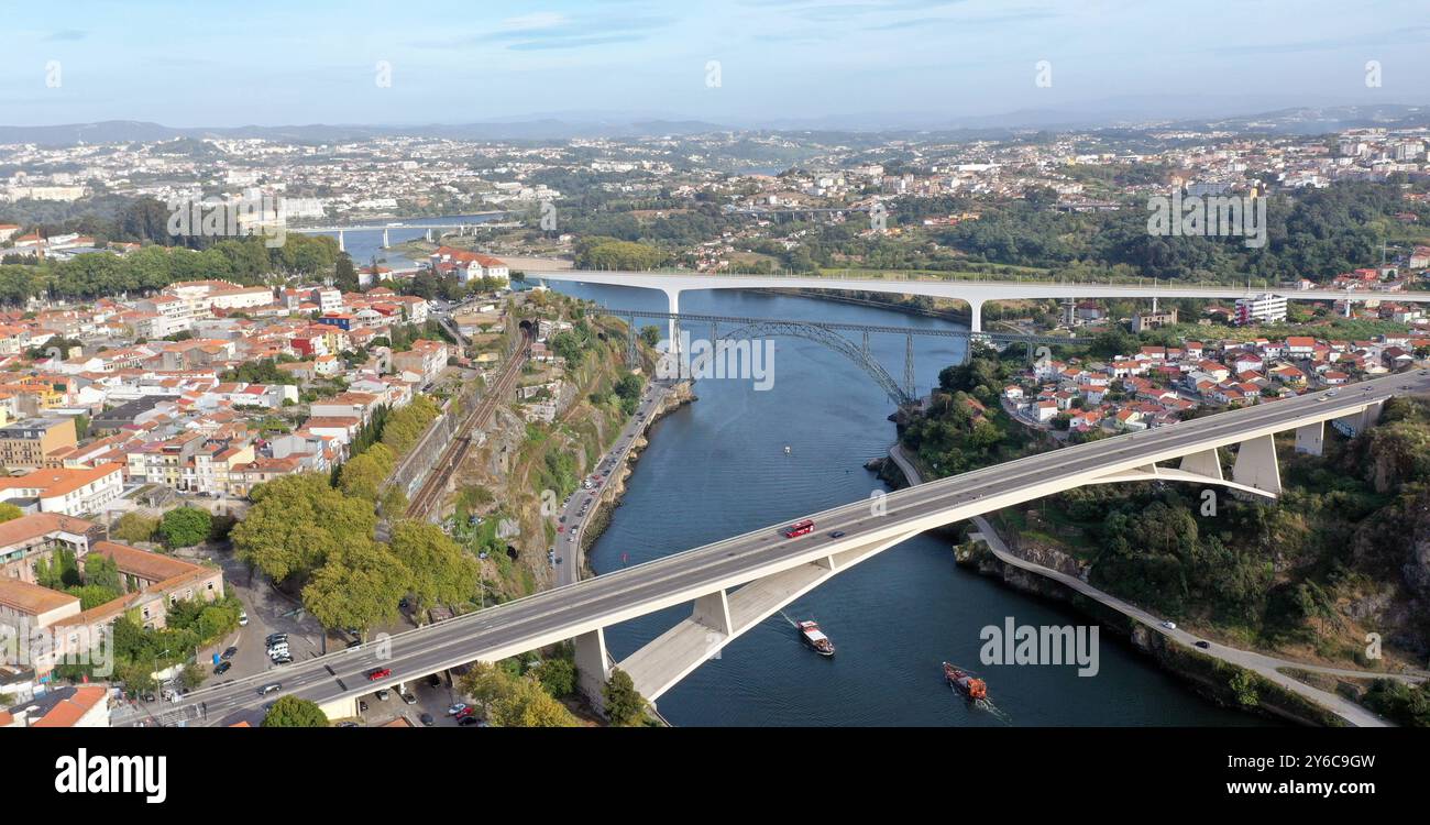 11.9,2024: Porto: Brücken über Douro: Von Vorn: Ponte Infante Dom Henrique Ponte Dona Maria Pia erbaut von Gustave Eiffel Ponte Sao Joao Ponte do Freixo *** 11 9 2024 Porto Ponti sopra Douro dal fronte Ponte Infante Dom Henrique Ponte Dona Maria Pia costruito da Gustave Eiffel Ponte Sao Joao Ponte do Freixo Foto Stock