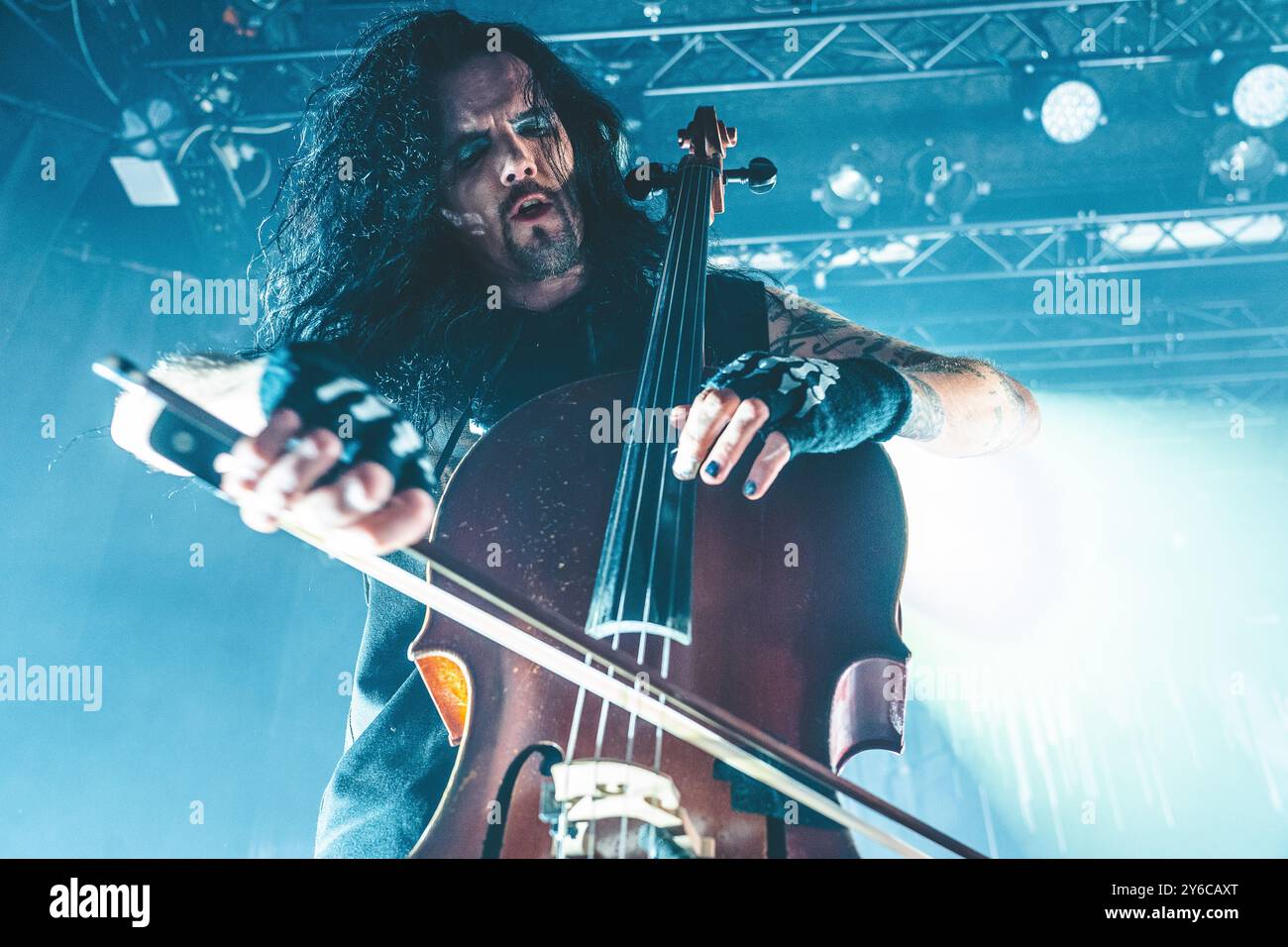 Aarhus, Danimarca. 24 settembre 2024. La band finlandese Apocalyptica esegue un concerto dal vivo al Train di Aarhus. Qui il violoncellista e musicista Perttu Kivilaakso viene visto dal vivo sul palco. Credito: Gonzales Photo/Alamy Live News Foto Stock