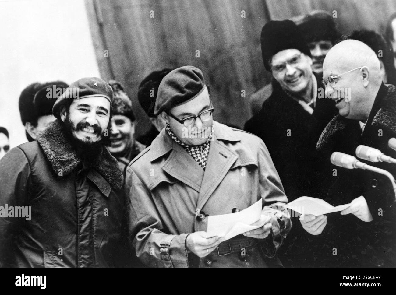 15 GENNAIO 1964 PREMIER CUBANO, FIDEL CASTRO, SALUTATO DAL PRIMO MINISTRO SOVIETICO, NIKITA KHRUSHCHEV, A MOSCA, URSS. Foto Stock