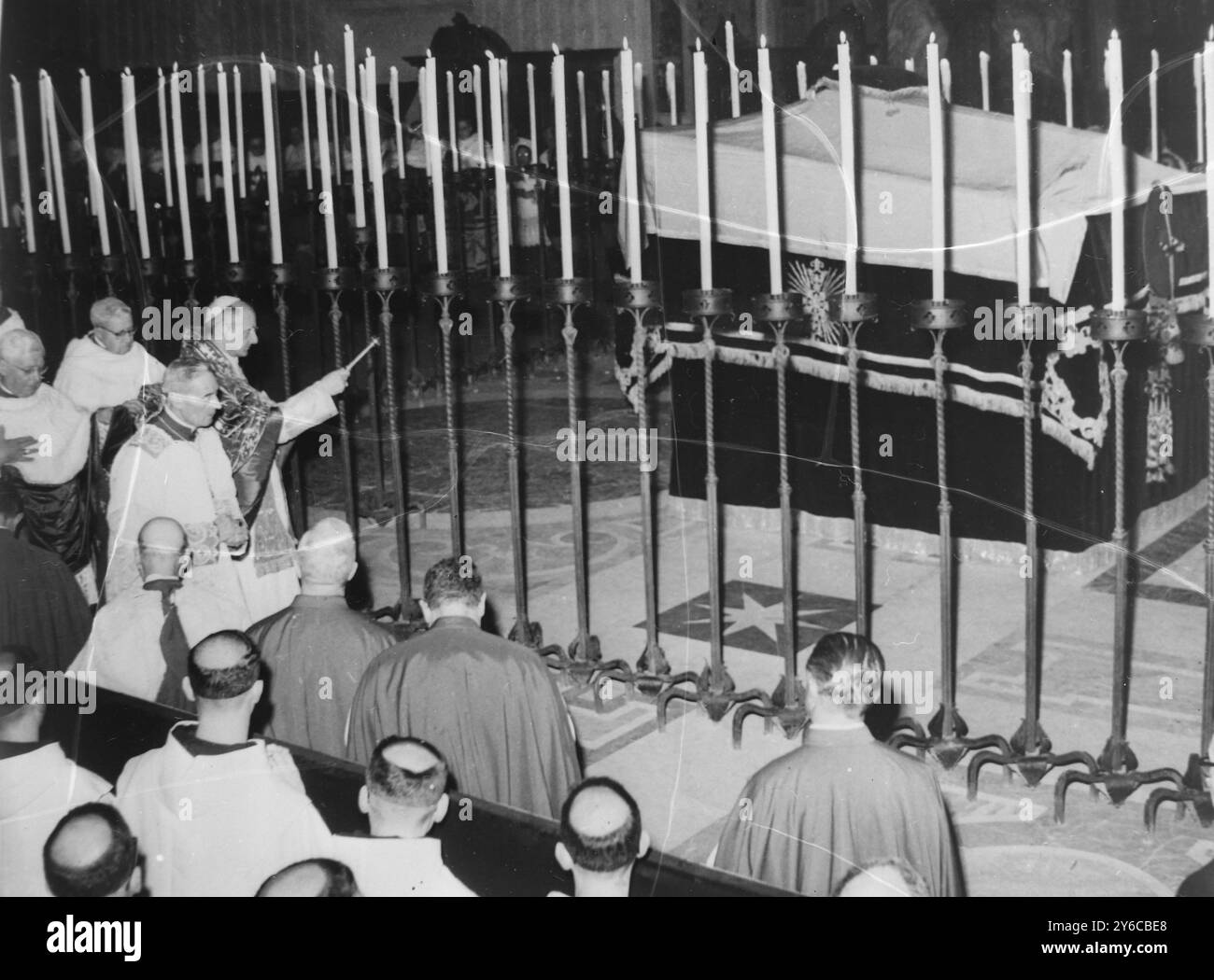 PAPA PAOLO VI CON ACQUA SANTA CATAFLAQUE DURANTE I FUNERALI DEL CARDINALE FRANCESE ANDRE JULLIEN IN CITTÀ DEL VATICANO / ; 15 GENNAIO 1964 Foto Stock