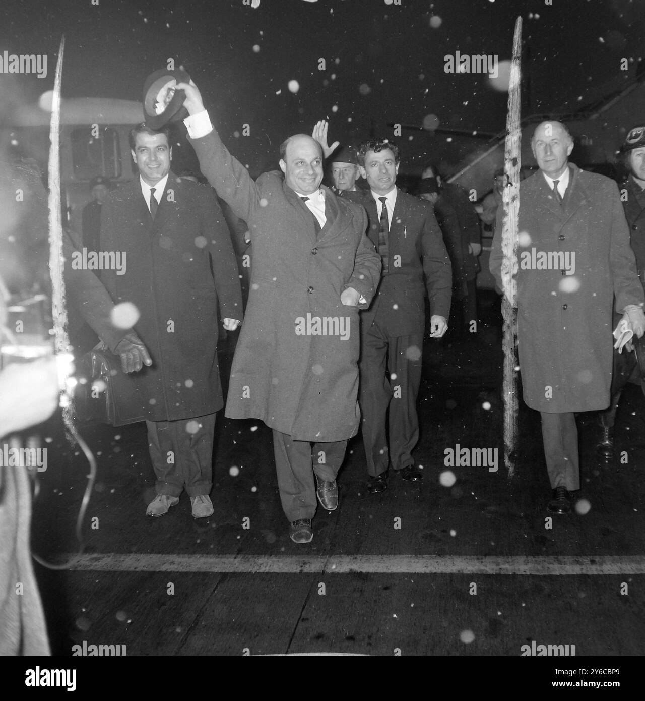 RAUF DENKTASH CON FOLLA ALL'AEROPORTO DI LONDRA / ; 12 GENNAIO 1964 Foto Stock