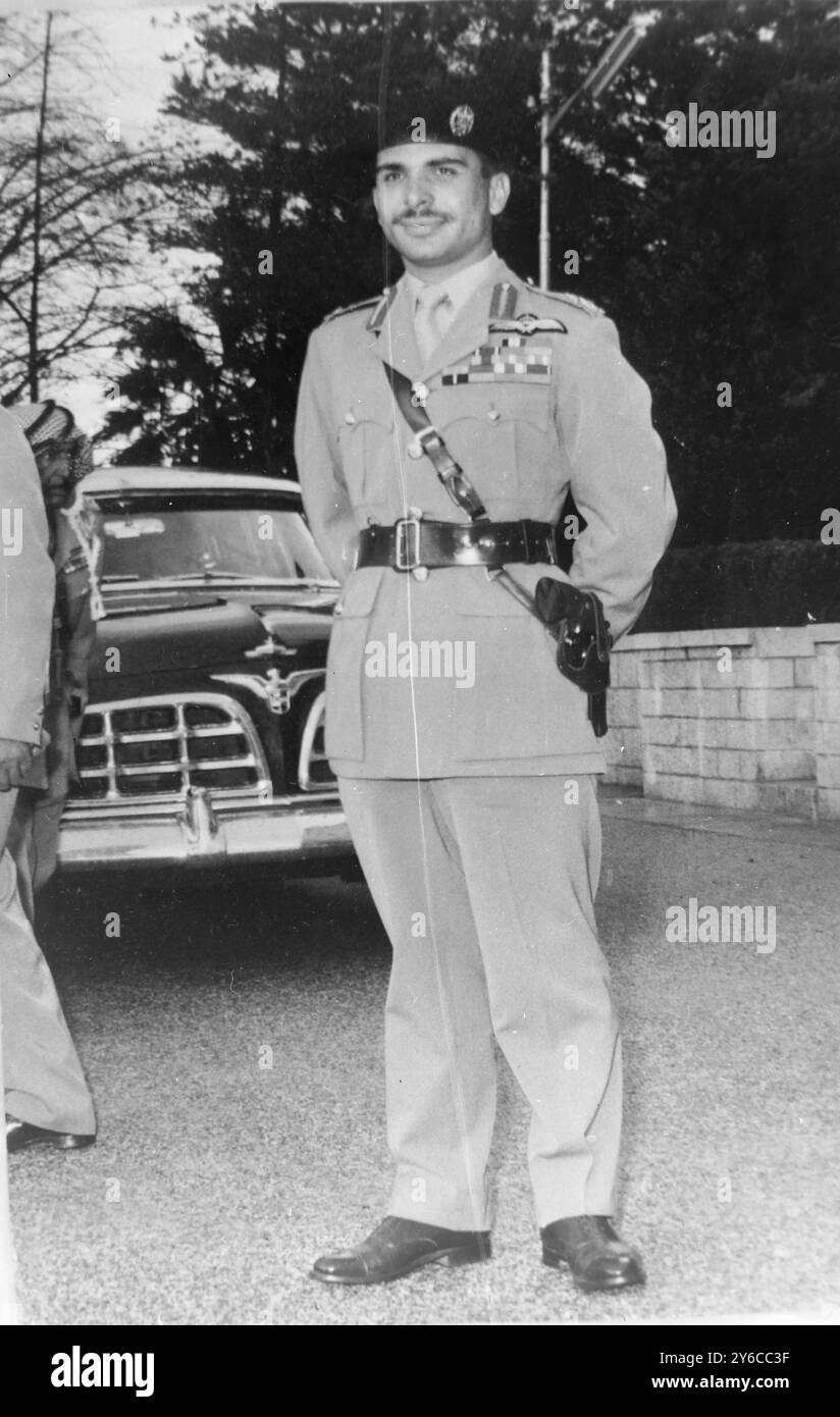 RE HUSSEIN DI GIORDANIA FOTO A TUTTA LUNGHEZZA IN UNIFORME ; 10 GENNAIO 1964 Foto Stock