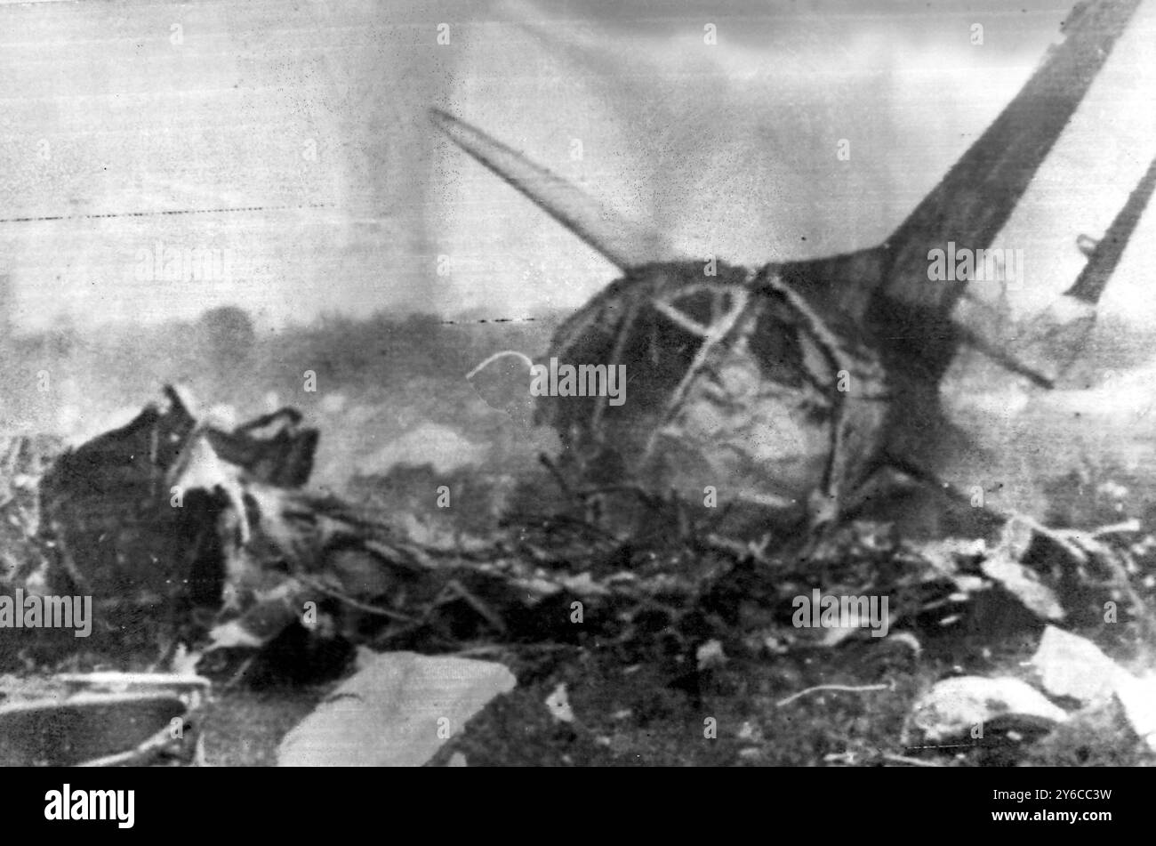 AVIATION SMOKING WRECKAGE OF ARGENTINE ALA AIRLINES DAKOTA IN ZARATE; 10 GENNAIO 1964 Foto Stock