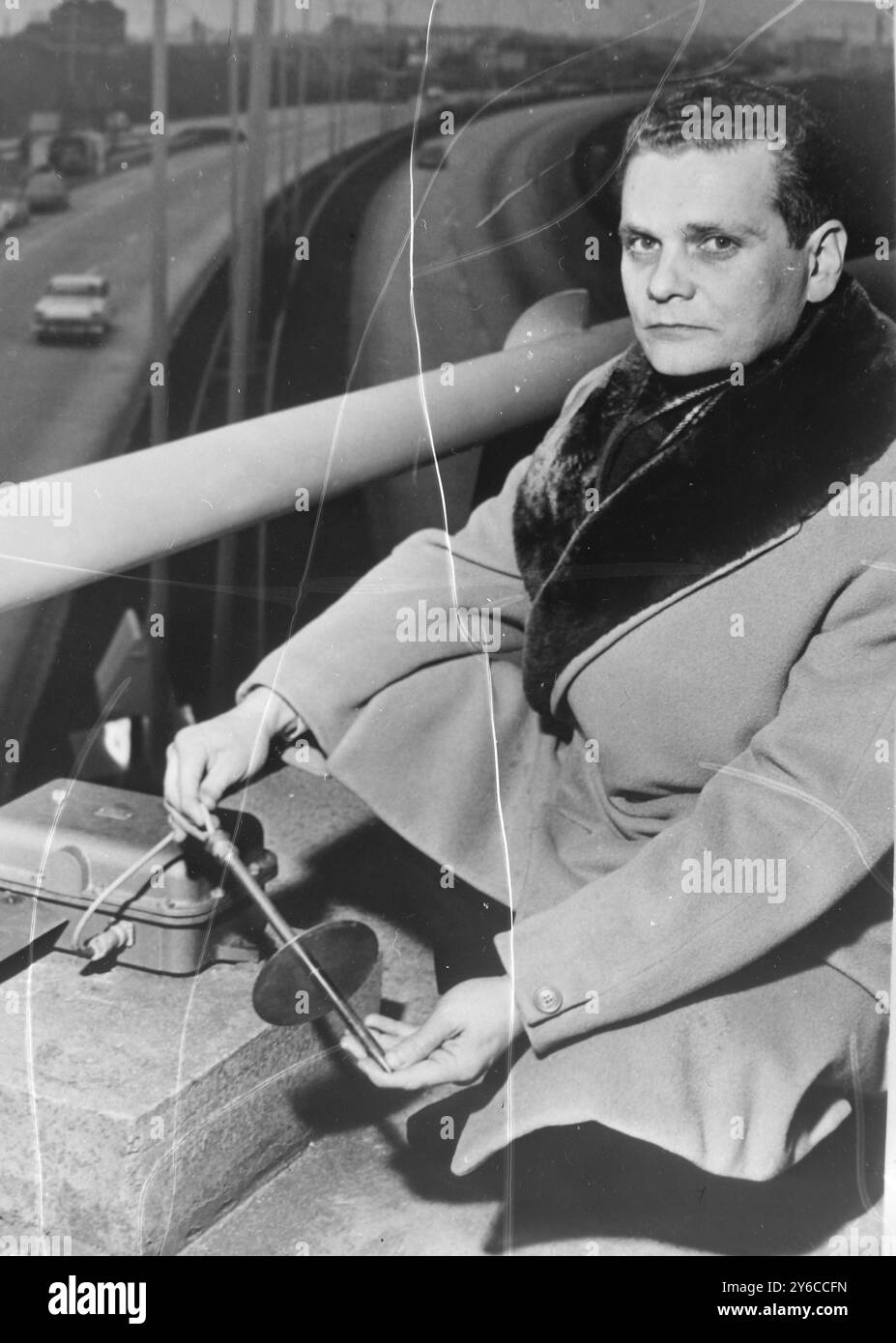 CLAUDE BRUNEAU INVENTORE DI GUIDARE STRADE GHIACCIATE LEGGERE A PARIGI / ; 7 GENNAIO 1964 Foto Stock CLAUDE BRUNEAU INVENTORE DI GUIDARE STRADE GHIACCIATE LEGGERE A PARIGI / ; 7 GENNAIO 1964 Foto Stock