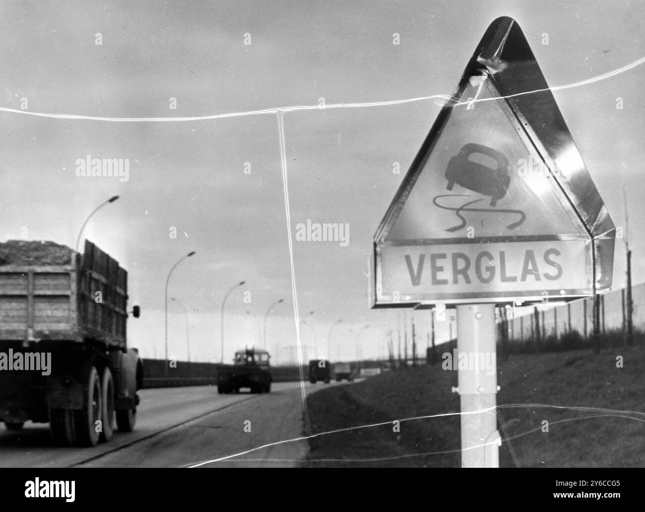CLAUDE BRUNEAU INVENTORE DI GUIDARE STRADE GHIACCIATE LEGGERE A PARIGI / ; 7 GENNAIO 1964 Foto Stock CLAUDE BRUNEAU INVENTORE DI GUIDARE STRADE GHIACCIATE LEGGERE A PARIGI / ; 7 GENNAIO 1964 Foto Stock