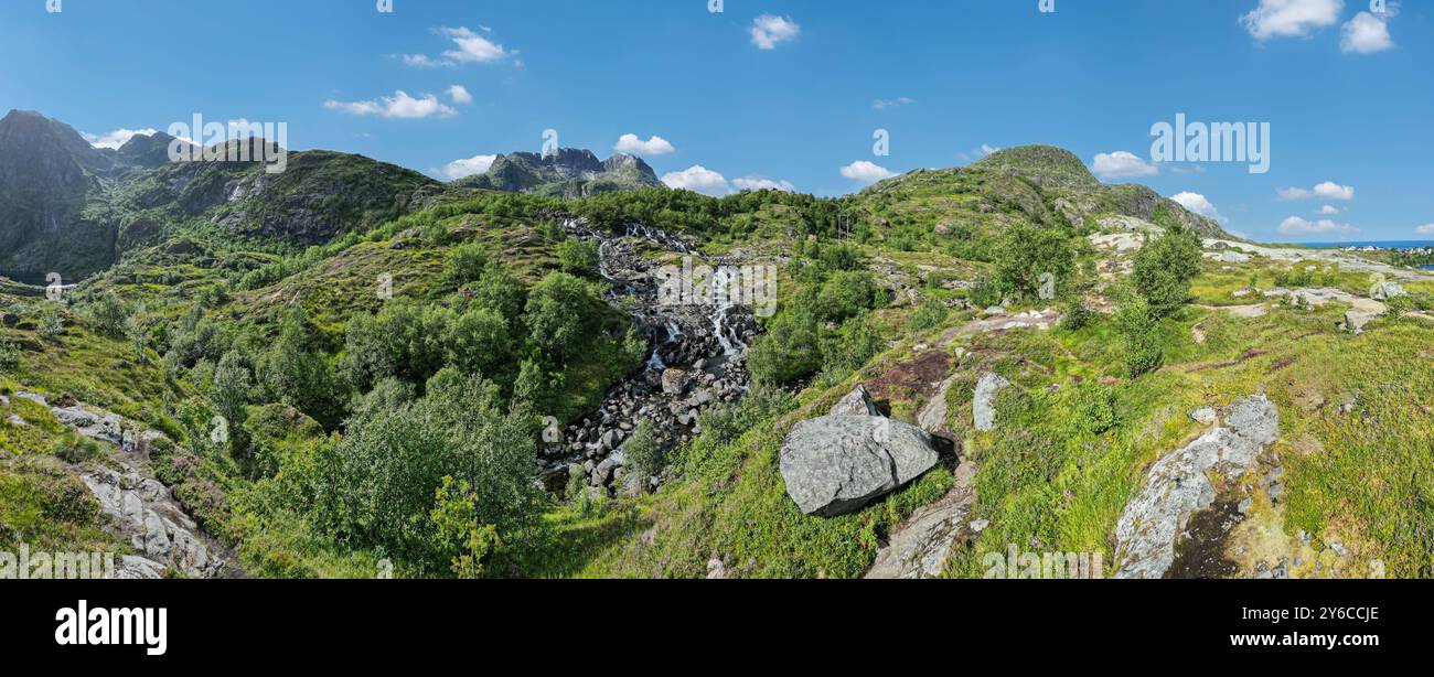 Immagine del paesaggio con la cascata Sorvagen a Munkebu-stig, Sorvagen, Lofoten, Norvegia, Europa Foto Stock