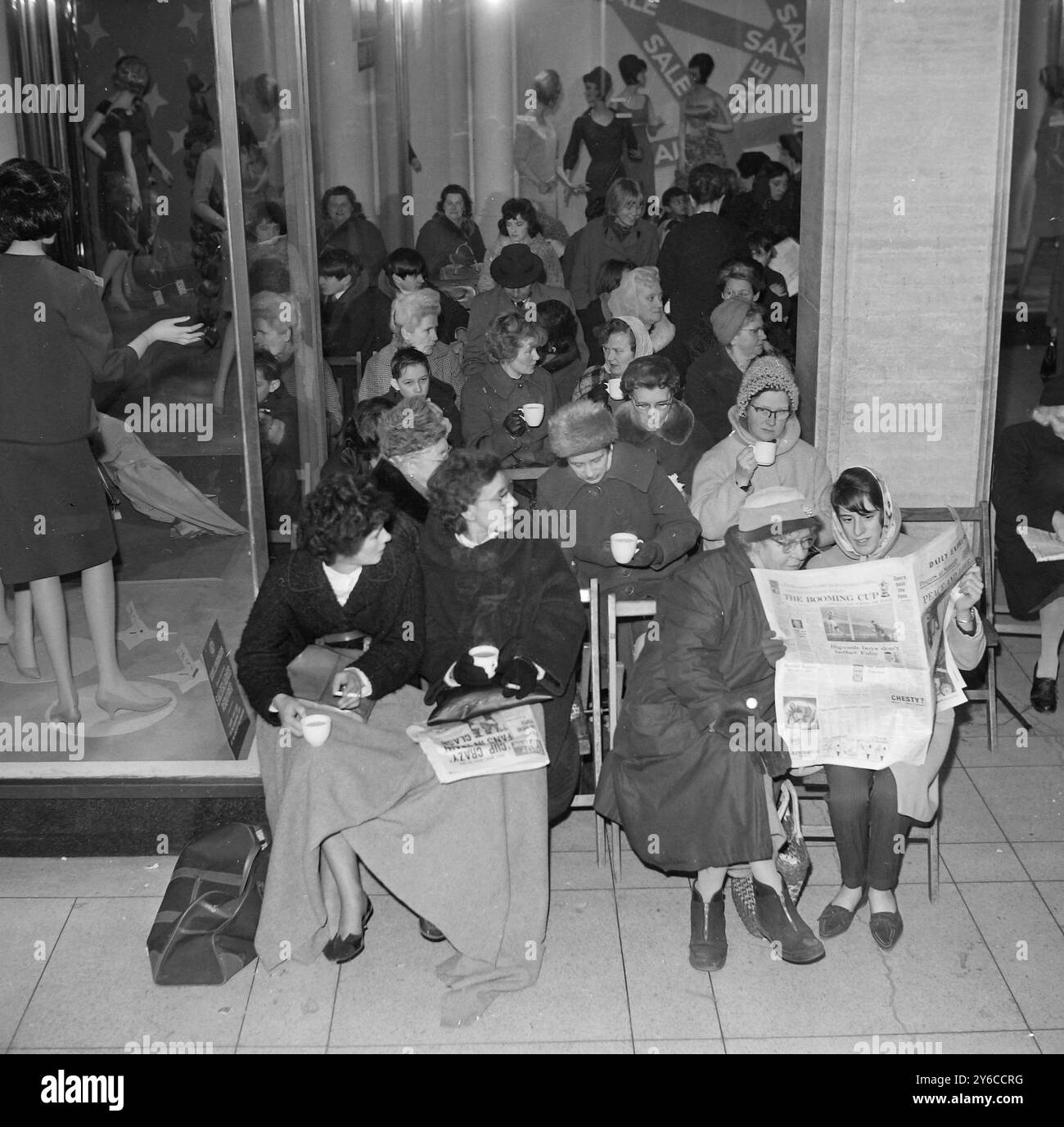 PERSONE CHE SI PREPARANO PER I SALDI DOPO NATALE A OXFORD STREET, LONDRA ; 6 GENNAIO 1964 Foto Stock