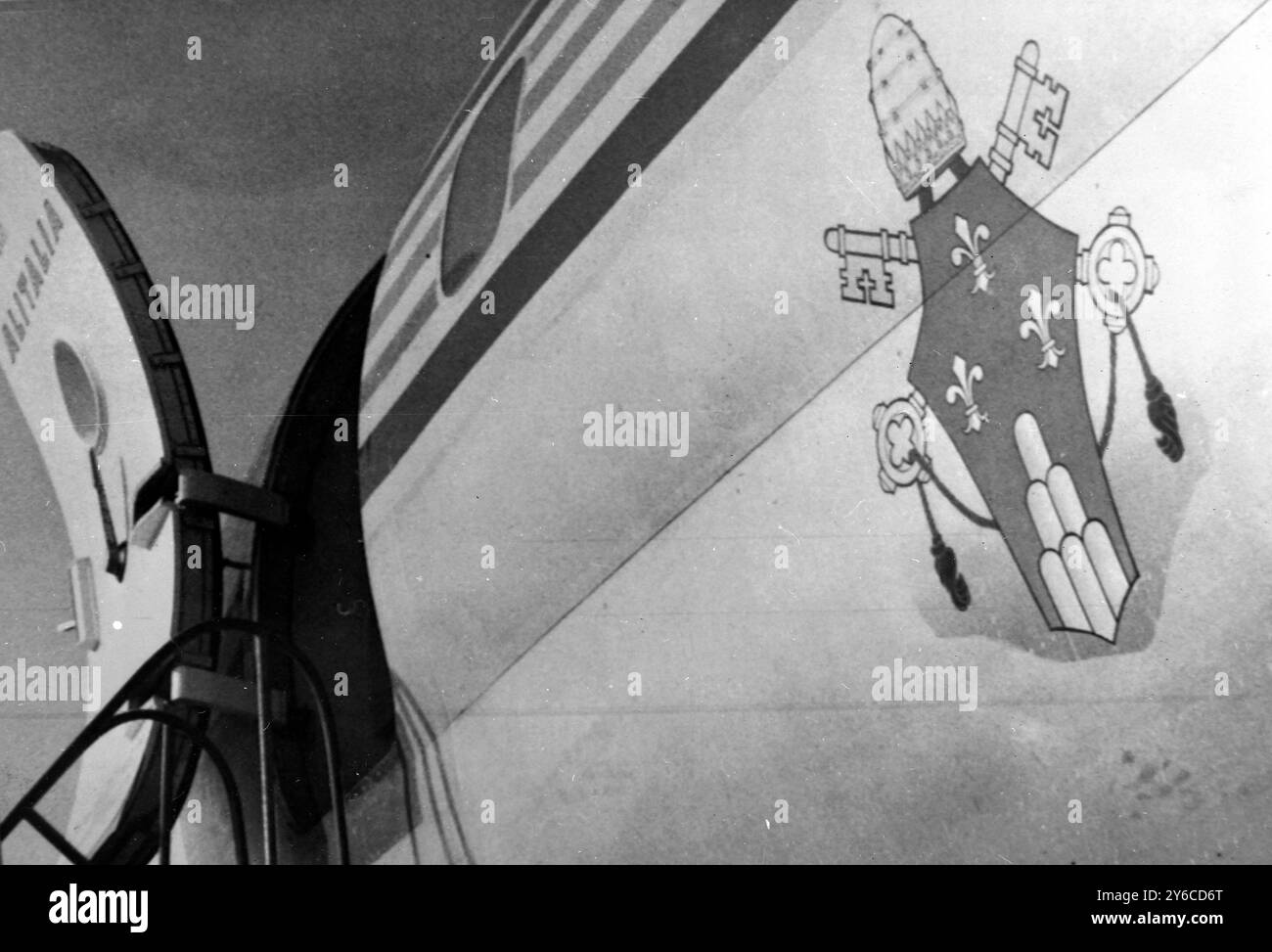 AVIATION DC-82 STEMMA PAPALE E AEREO INTERNO PER LA VISITA ALLA TERRA SANTA; 3 GENNAIO 1964 Foto Stock