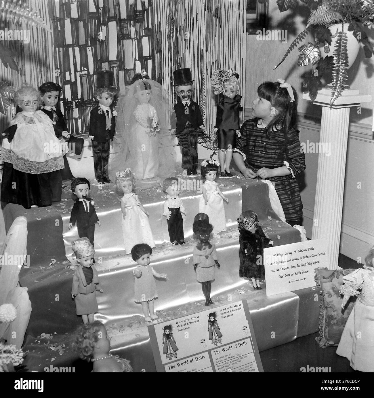 SUZANNE KOREL GIOCA CON LE BAMBOLE VITTORIANE A LONDRA / ; 2 GENNAIO 1964 Foto Stock