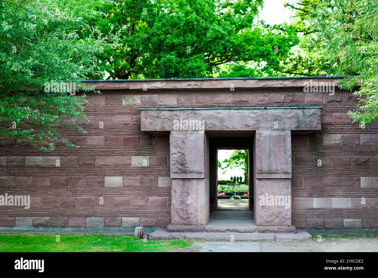 Cimitero militare tedesco a Langemark, Belgio. Ingresso al luogo di sepoltura di 44.000 soldati tedeschi uccisi nella prima guerra mondiale. Foto Stock