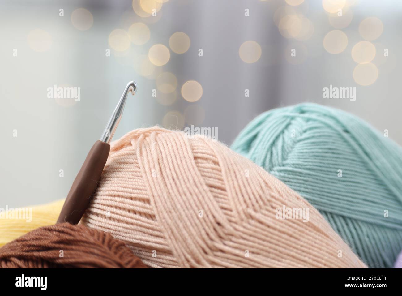 Materiale di Unione. Spille di filati morbidi e uncinetto in interni, primo piano Foto Stock