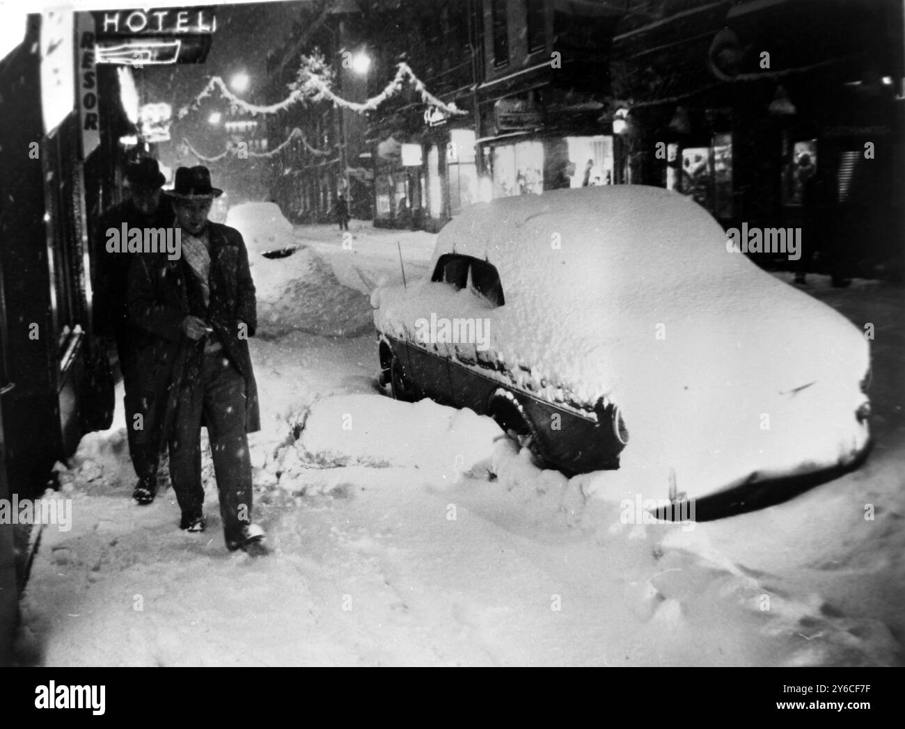 NEVE IN INVERNO - AUTO COPERTA A STOCCOLMA; 23 DICEMBRE 1963 Foto Stock