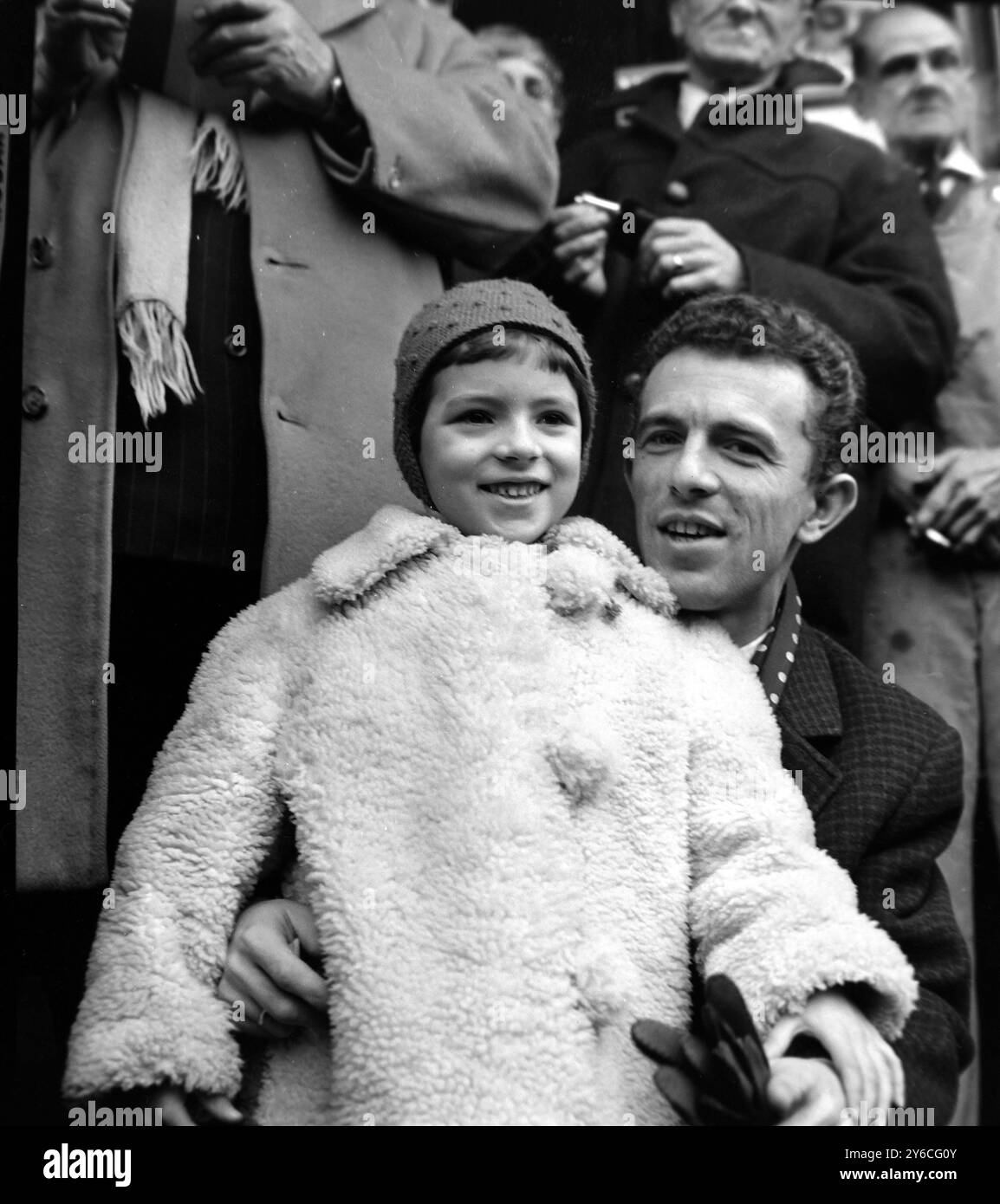 DENES GYEVI CON LA FIGLIA DIANA A LONDRA; 16 DICEMBRE 1963 Foto Stock