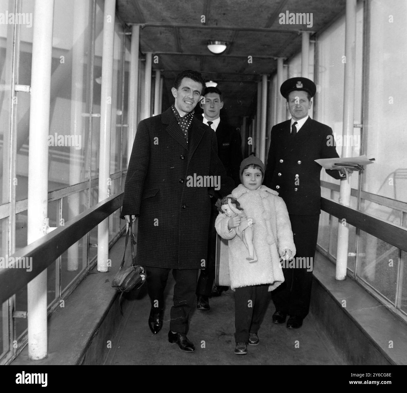 DENES GYEVI CON LA FIGLIA DIANA ALL'AEROPORTO DI LONDRA; 13 DICEMBRE 1963 Foto Stock
