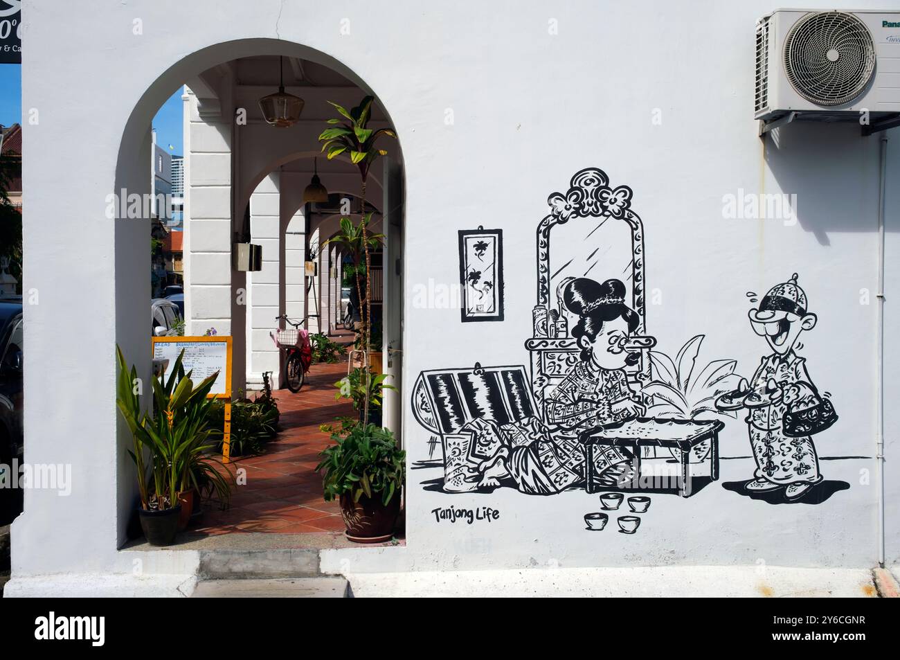 Malaysia: "Tanjong Life", di Azmi Hussin, Lebuh Clarke, Clarke Street, Georgetown, Pulau Penang (Isola di Penang). Azmi Hussin, artista, graphic designer e fumettista, meglio conosciuto come ME, è nato a Penang. Foto Stock