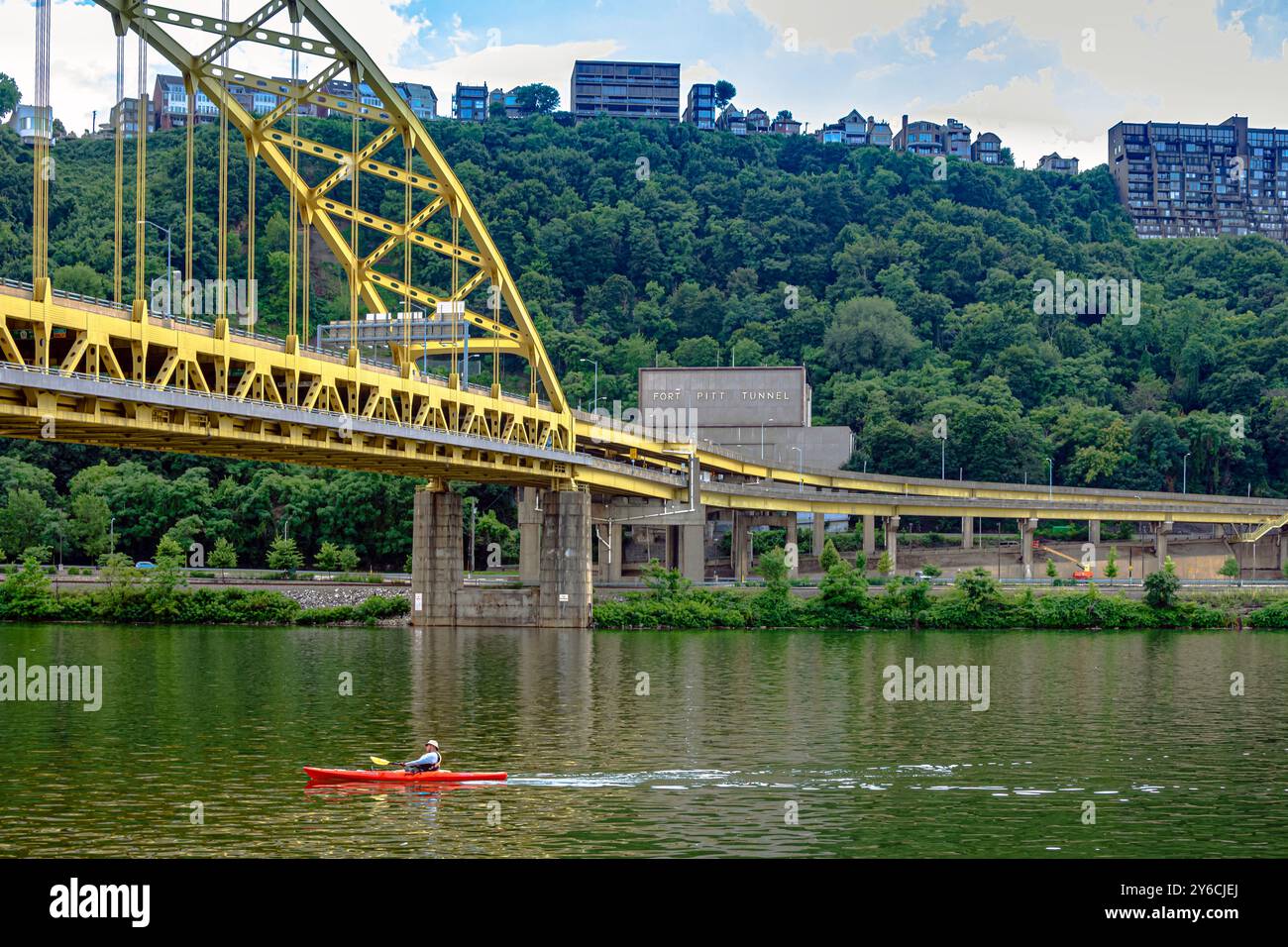 Pittsburgh, Pennsylvania, USA - 30 luglio 2016: Ponte Fort Pitt sul fiume Monongahela con il monte Washington e il Fort Pitt Tunnel sullo sfondo. Foto Stock