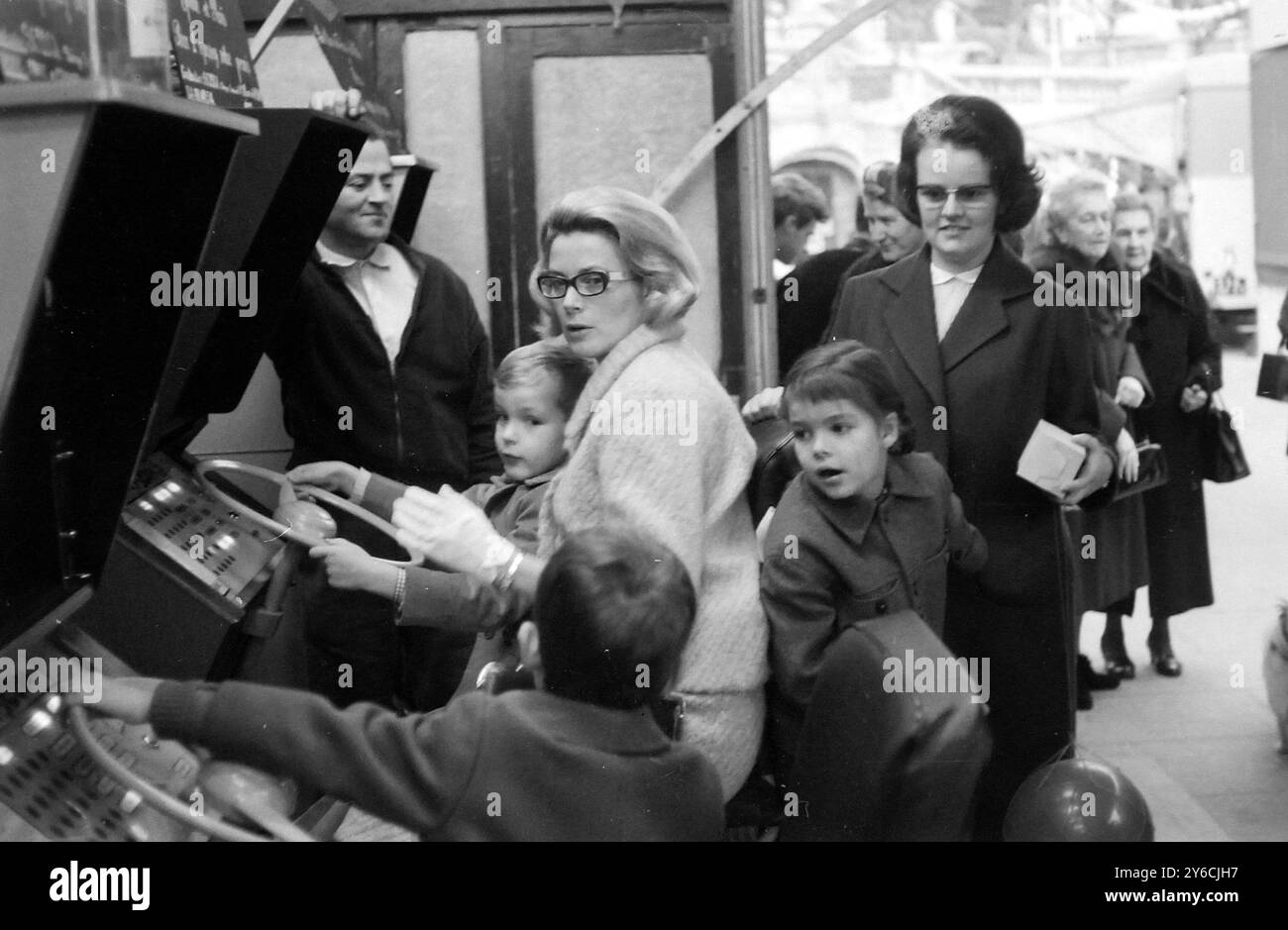 PRINCIPESSA GRACE CON IL PRINCIPE ALBERTO E LA PRINCIPESSA CAROLINA A MONACO; 26 NOVEMBRE 1963 Foto Stock