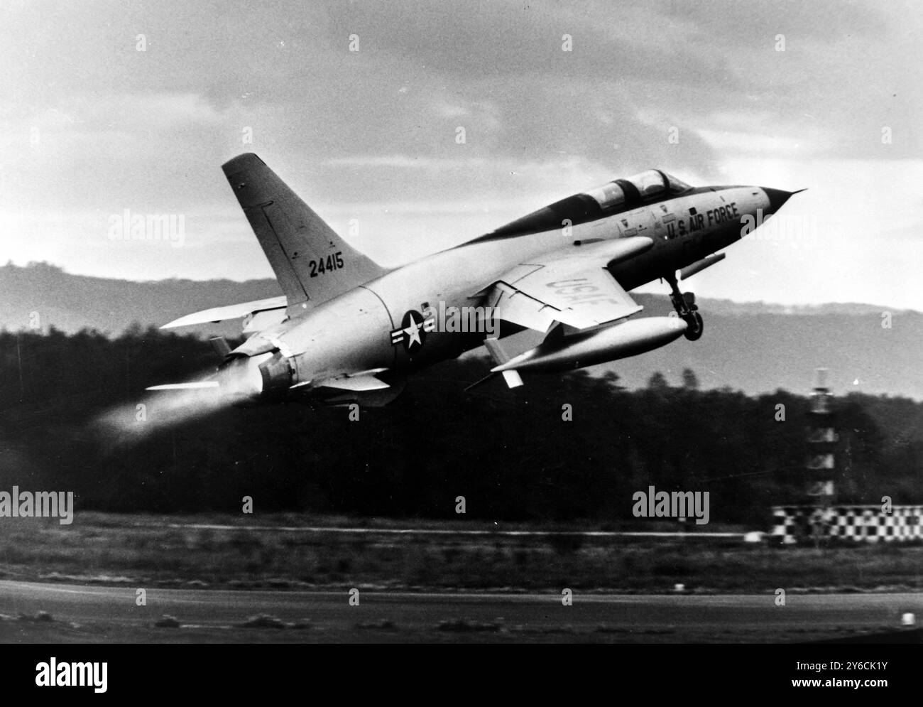 F-105F THUNDERCHIEF MACH-2 FIGHTER BOMBER CON MOTORE A GETTO J-75 NELLA BASE AEREA DI RAMSTEIN, GERMANIA; 22 NOVEMBRE 1963 Foto Stock