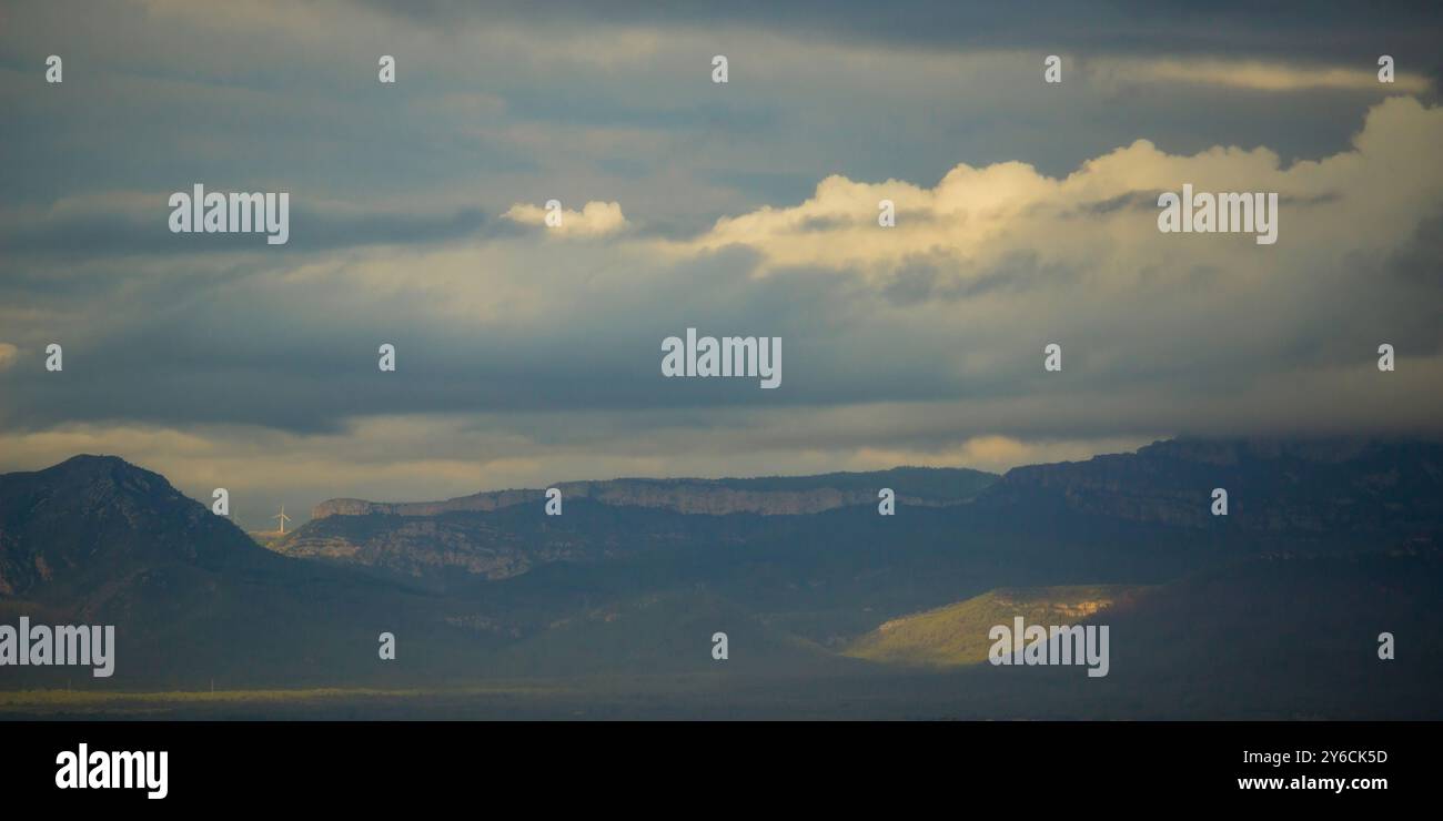 turbine eoliche e mare di nuvole su tratti di montagne blu retrogrounda vista panoramica dello splendido paesaggio naturale Foto Stock