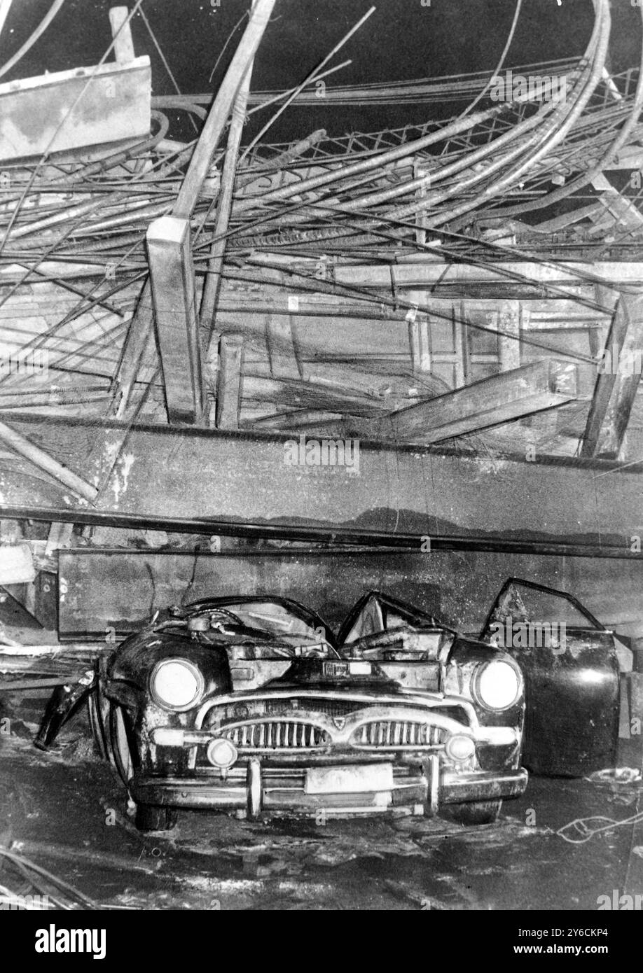 INCIDENTE AUTOMOBILISTICO PONTE TRAVE D'ACCIAIO CROLLATO SU AUTO 1 MORTO 13 FERITI IN GIAPPONE; 19 NOVEMBRE 1963 Foto Stock