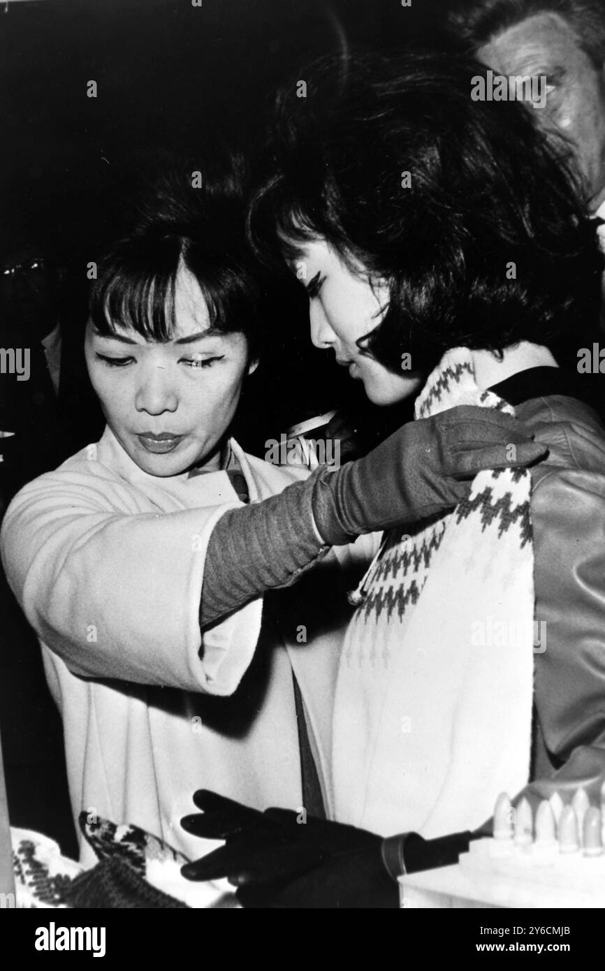 MADAME NGO DINH NHU DI SAIGON, VIETNAM DEL SUD CON LA FIGLIA THUY LEE A COPENHAGEN, DANIMARCA / ; 18 NOVEMBRE 1963 Foto Stock