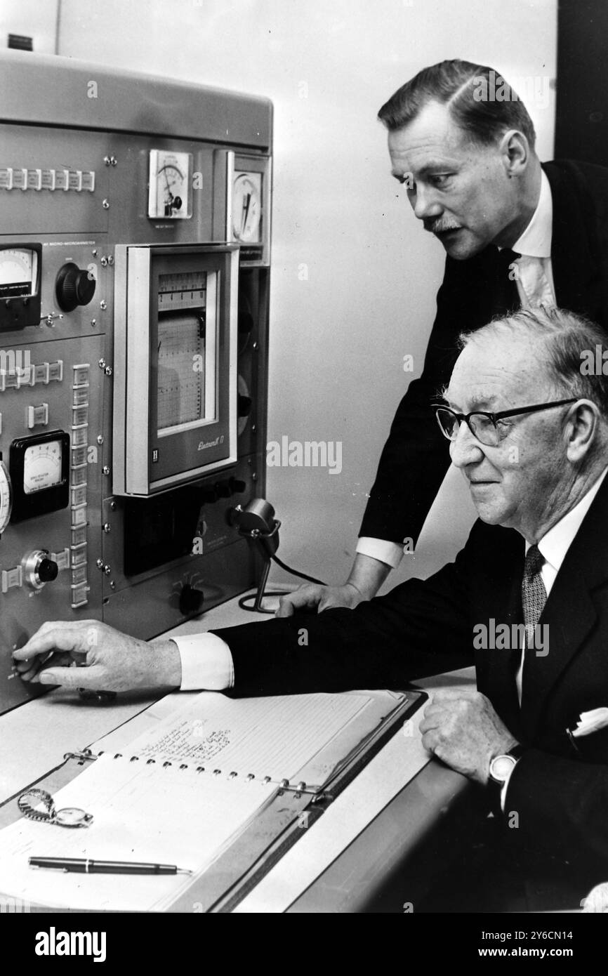 STAZIONE ATOMICA REATTORE DI RICERCA SCOZZESE, SIR JOHN COCKCROFT ALL'INAUGURAZIONE A EAST KILBRIDE /; 14 NOVEMBRE 1963 Foto Stock