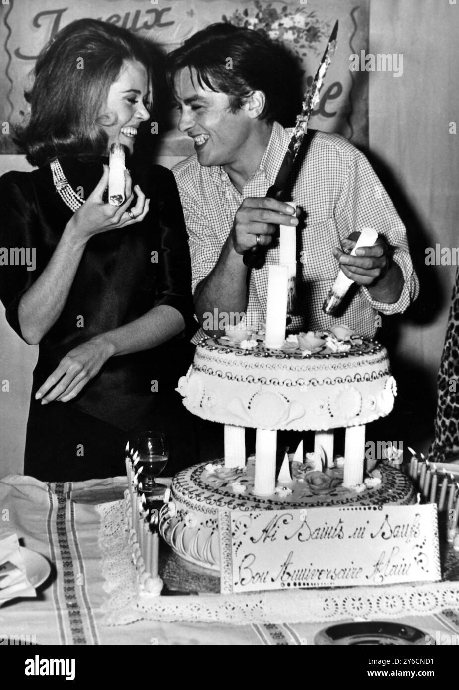 L'11 NOVEMBRE 1963 L'ATTRICE JANE FONDA CELEBRA IL 28° COMPLEANNO DELLA CO-STAR ALAIN DELON DURANTE LE RIPRESE DI "NI SAINTS NI SAUFS" (WE AINT SAINTS), PARIGI, FRANCIA. Foto Stock