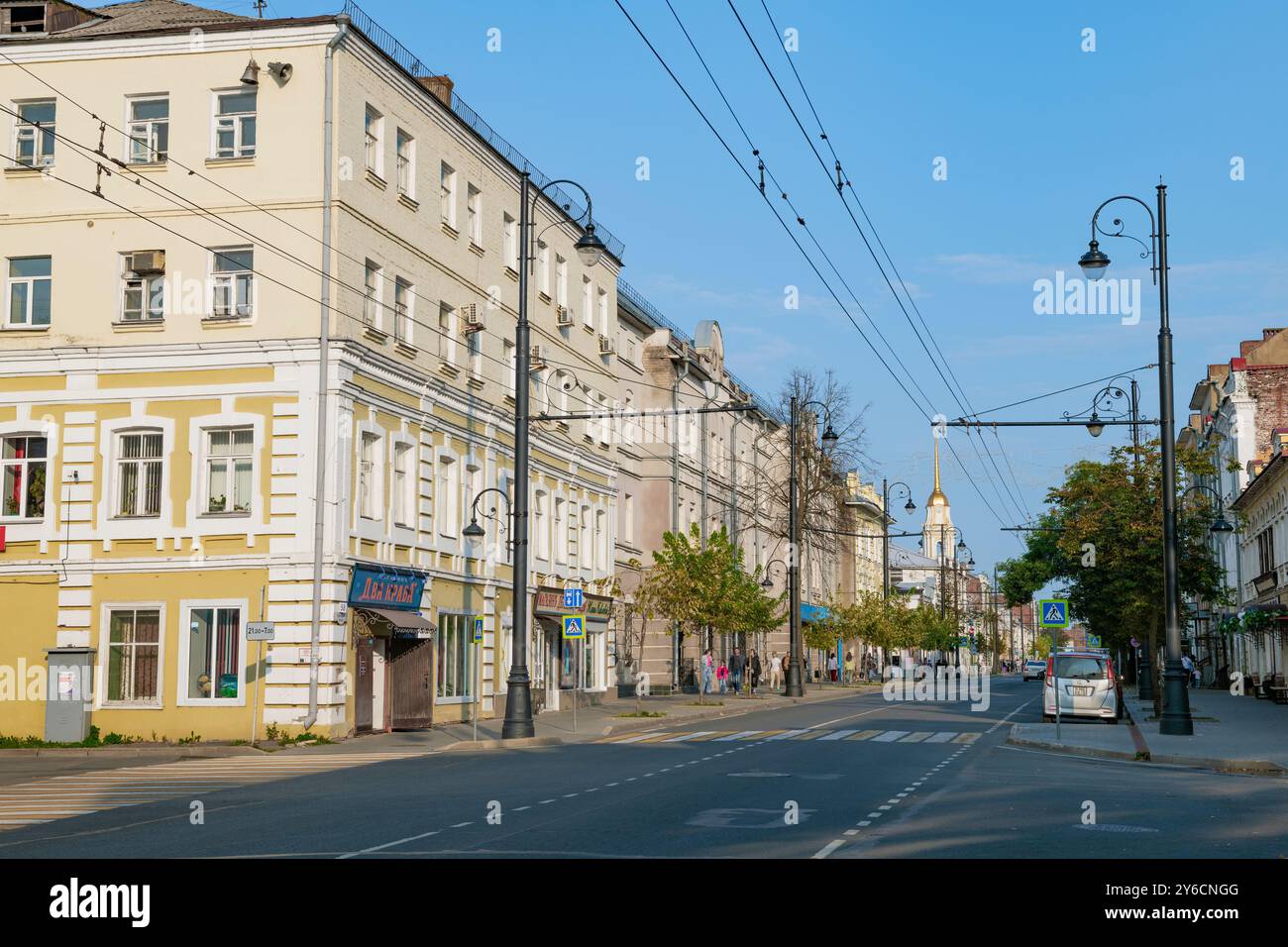 RYBINSK, RUSSIA - 24 AGOSTO 2024: Vista di via Krestovaya in un giorno di agosto di sole. Centro storico di Rybinsk Foto Stock