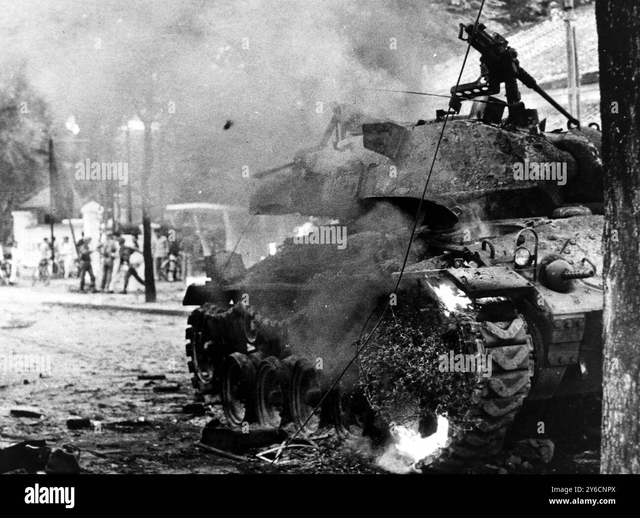 CARRO ARMATO FUMANTE DI GUERRA DEL VIETNAM FUORI DAL PALAZZO PRESIDENZIALE A SAIGON; 8 NOVEMBRE 1963 Foto Stock