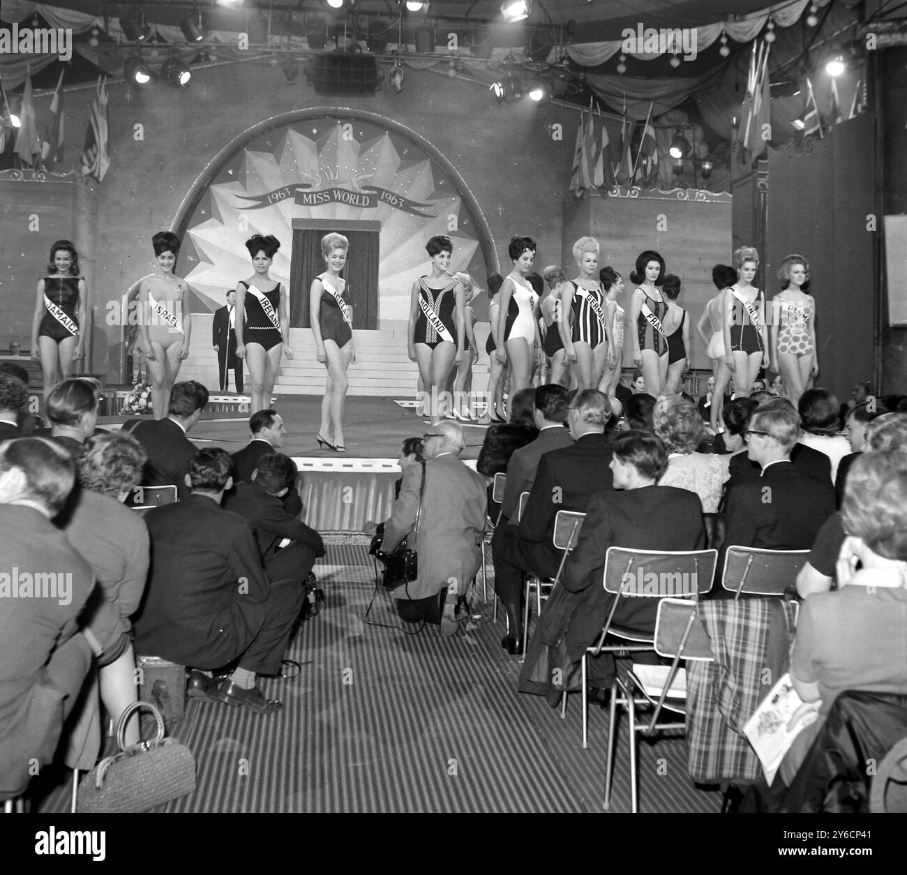 BEAUTY CAROLE JOAN CRAWFORD CON I SECONDI CLASSIFICATI AL CONCORSO DI BELLEZZA MISS WORLD A LONDRA; 7 NOVEMBRE 1963 Foto Stock