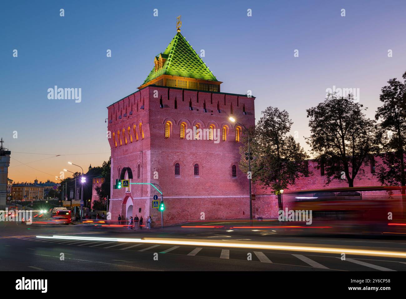 NIZHNY NOVGOROD, RUSSIA - 4 SETTEMBRE 2024: L'antica Torre di Dmitrievskaja del Cremlino di Nizhny Novgorod in una serata di settembre Foto Stock