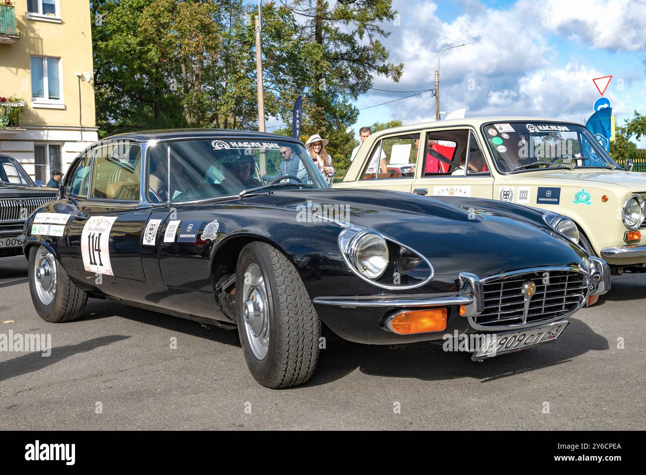 PETRODVORETS, RUSSIA - 21 SETTEMBRE 2024: Primo piano di Jaguar e-Type (1971-1975) in un giorno di settembre di sole Foto Stock