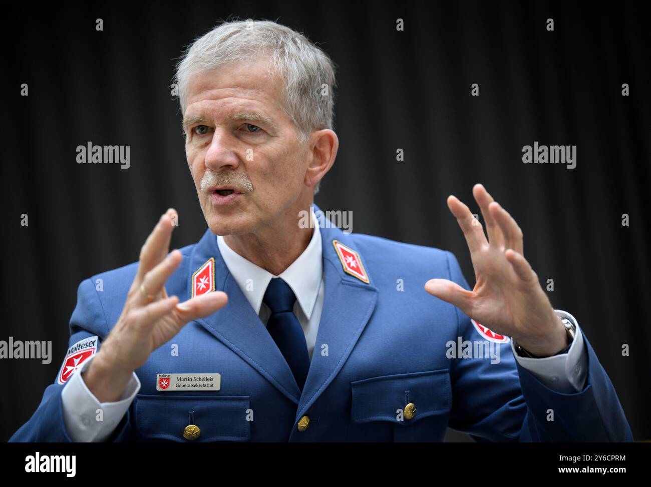 Berlino, Germania. 25 settembre 2024. Martin Schelleis, generale in pensione e nuovo Commissario federale per la resilienza alle crisi, la politica di sicurezza e la cooperazione civile-militare presso l'ordine di Malta, interviene durante un'intervista nella redazione dell'agenzia di stampa tedesca dpa. Il tenente generale dell'aeronautica militare di 64 anni è stato fino a poco tempo fa ispettore della base delle forze armate. Con quasi 100.000 volontari e dipendenti a tempo pieno, Malteser gestisce ospedali, strutture di cura, scuole e istituzioni sociali. Crediti: Bernd von Jutrczenka/dpa/Alamy Live News Foto Stock