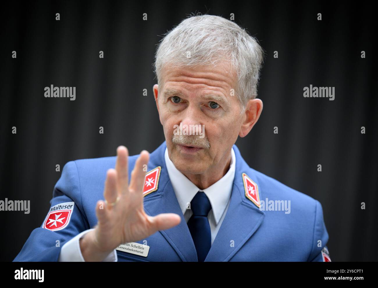 Berlino, Germania. 25 settembre 2024. Martin Schelleis, generale in pensione e nuovo Commissario federale per la resilienza alle crisi, la politica di sicurezza e la cooperazione civile-militare presso l'ordine di Malta, interviene durante un'intervista nella redazione dell'agenzia di stampa tedesca dpa. Il tenente generale dell'aeronautica militare di 64 anni è stato fino a poco tempo fa ispettore della base delle forze armate. Con quasi 100.000 volontari e dipendenti a tempo pieno, Malteser gestisce ospedali, strutture di cura, scuole e istituzioni sociali. Crediti: Bernd von Jutrczenka/dpa/Alamy Live News Foto Stock