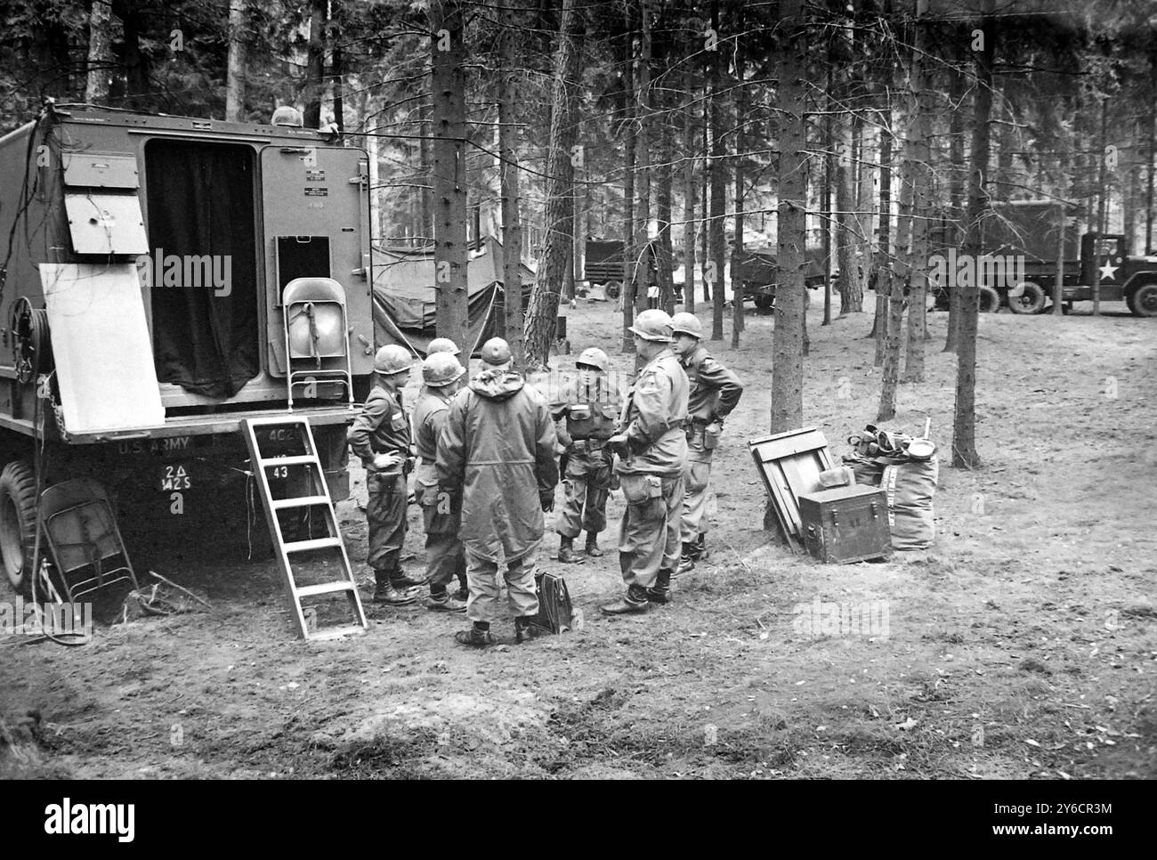 GLI UFFICIALI DELL'ESERCITO AMERICANO NELLE ESERCITAZIONI NATO A BABENHAUSEN, GERMANIA; 1 NOVEMBRE 1963 Foto Stock